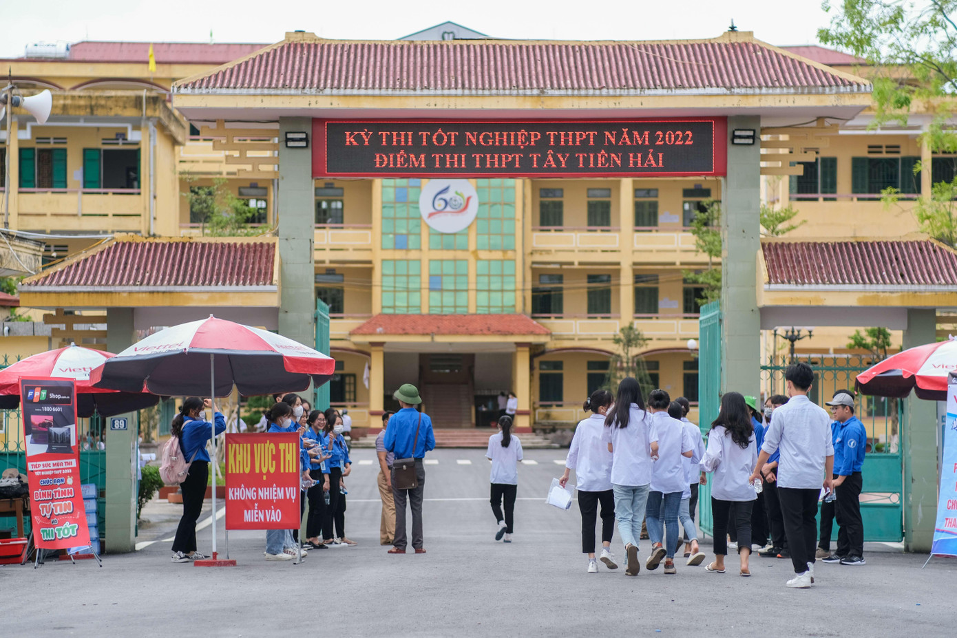 Nhiều thí sinh có mặt từ rất sớm, tâm lý háo hức bước vào môn thi đầu tiên.