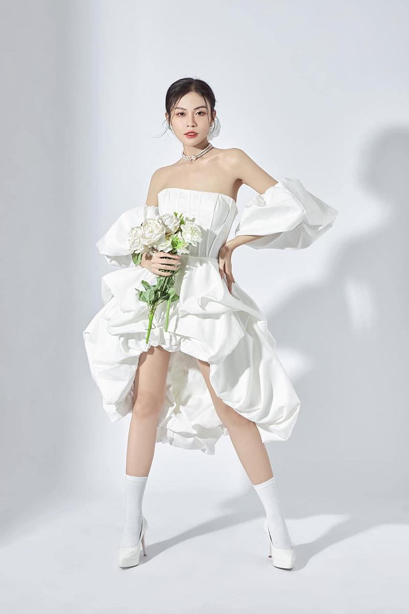 Với niềm đam mê thiết kế, vẽ tranh, bên cạnh công việc học, Phương Uyên còn là một nữ Graphic Designer và làm Digital Artist.