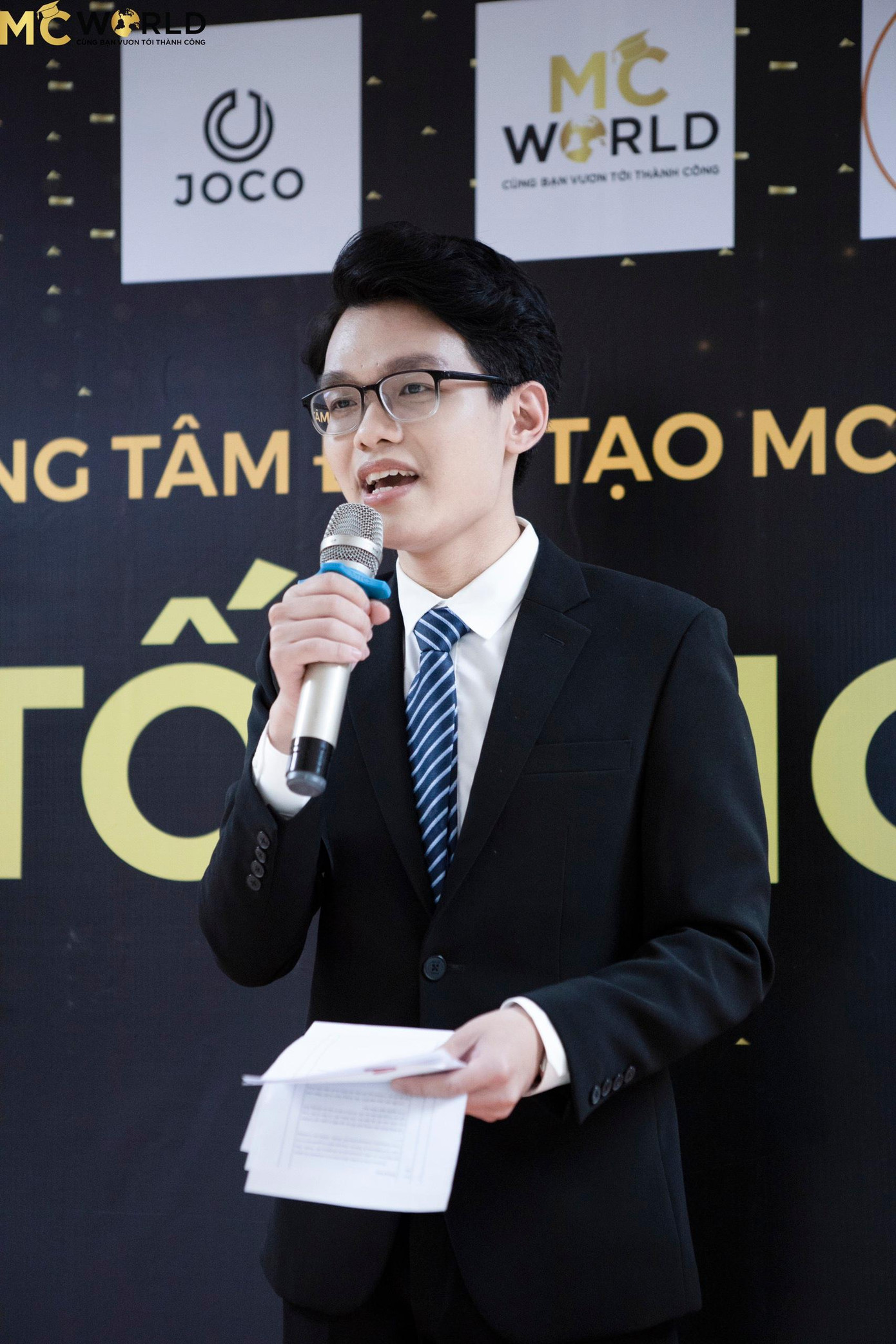 Hoàng Nam trong một bài thi tốt nghiệp tại lớp học đào tạo MC. Để trau dồi thêm các kỹ năng, cậu bạn rất chăm chỉ tham gia các khoá học bổ trợ. Hoàng Nam trong một bài thi tốt nghiệp tại lớp học đào tạo MC. Để trau dồi thêm các kỹ năng, cậu bạn rất chăm chỉ tham gia các khoá học bổ trợ.