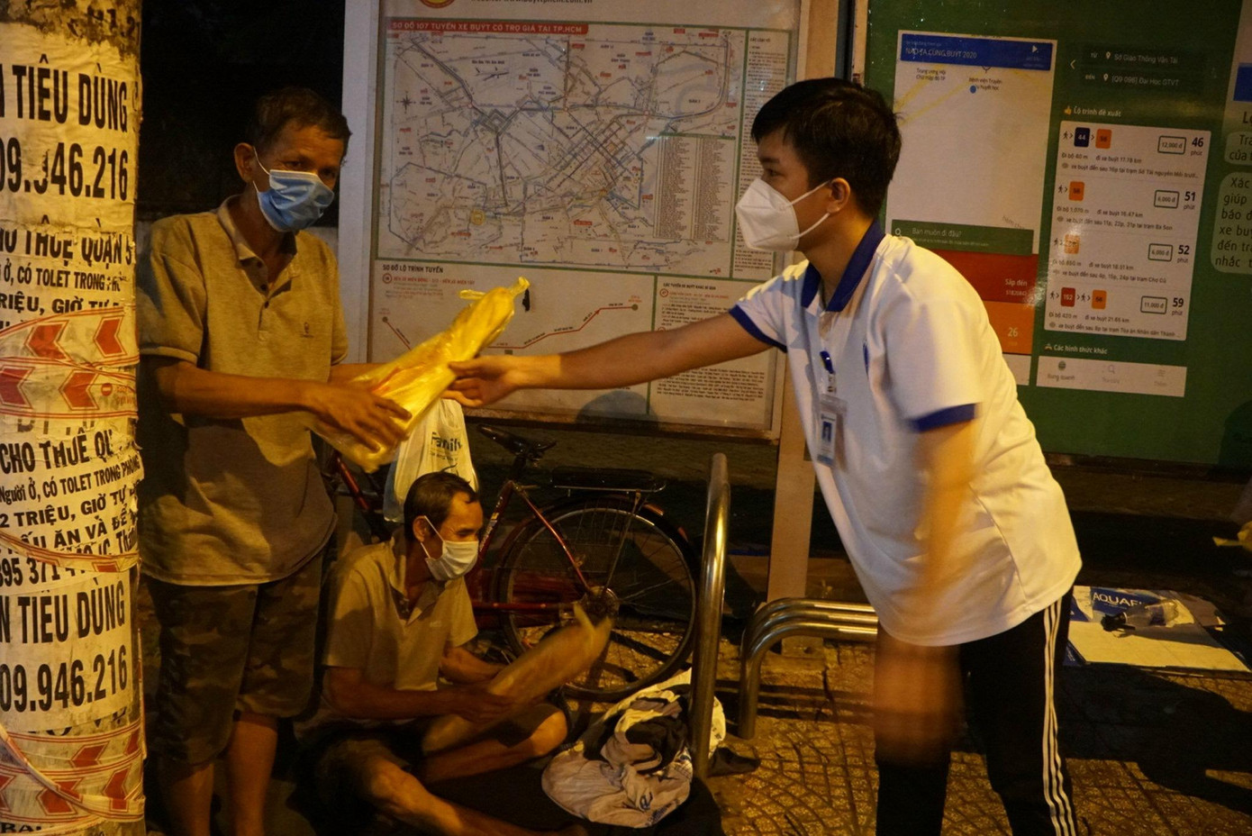 Với vai trò là tinh nguyện viên, Trọng Tấn tham gia phát đồ ăn cho người vô gia cư trong đêm.