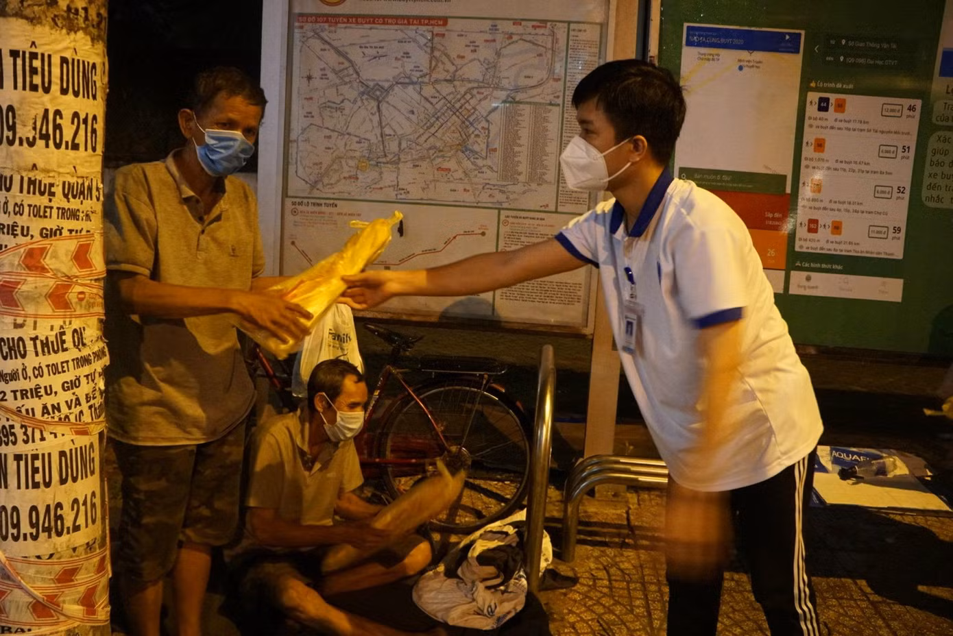 Với vai trò là tinh nguyện viên, Trọng Tấn tham gia phát đồ ăn cho người vô gia cư trong đêm.