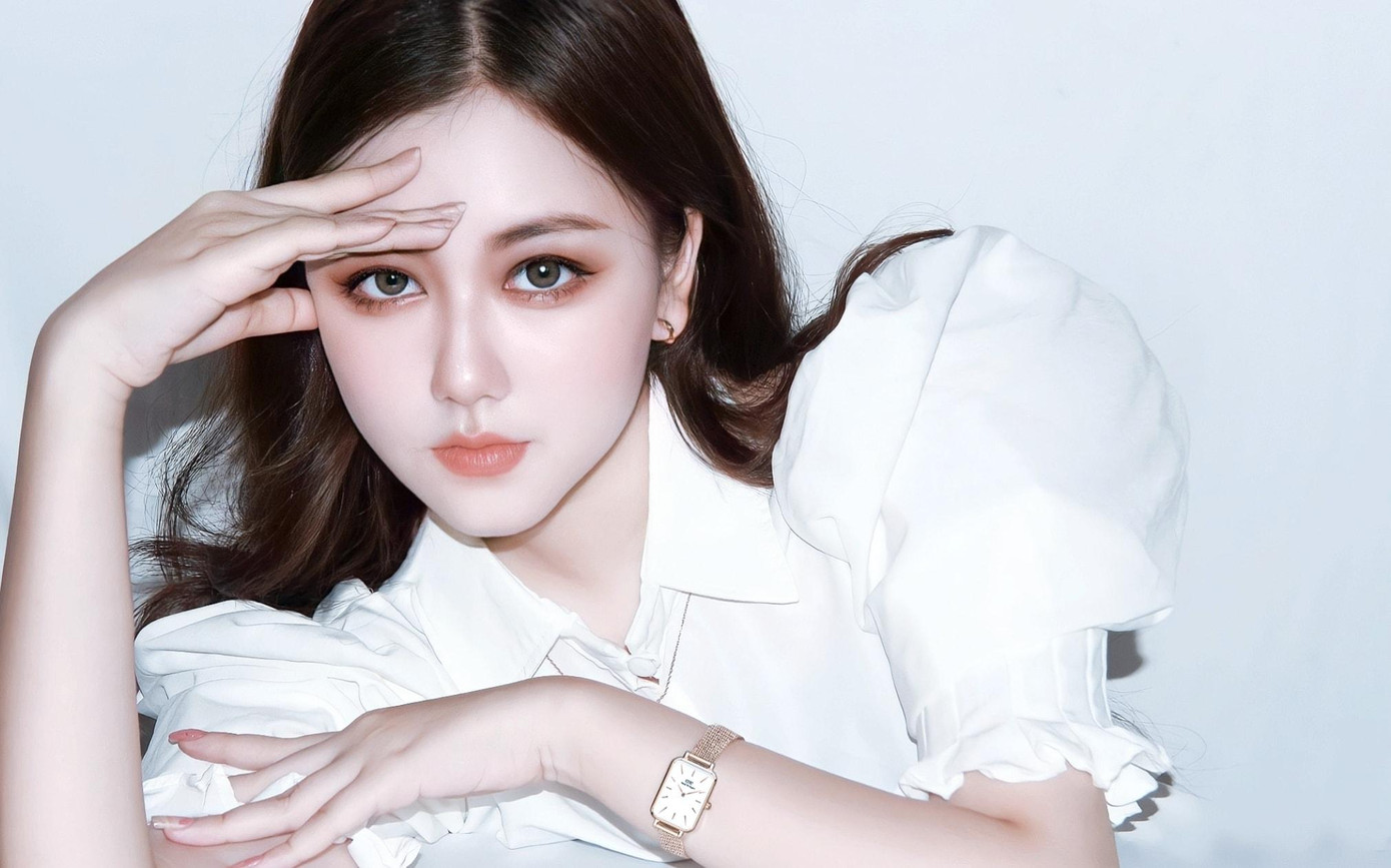 Là một cô gái năng động, sở hữu ưu thế về chiều cao và ngoại hình nổi bật, vậy nên, Thoại Nghi luôn không ngừng tìm kiếm, thử sức bản thân ở nhiều lĩnh vực. Là một cô gái năng động, sở hữu ưu thế về chiều cao và ngoại hình nổi bật, vậy nên, Thoại Nghi luôn không ngừng tìm kiếm, thử sức bản thân ở nhiều lĩnh vực.