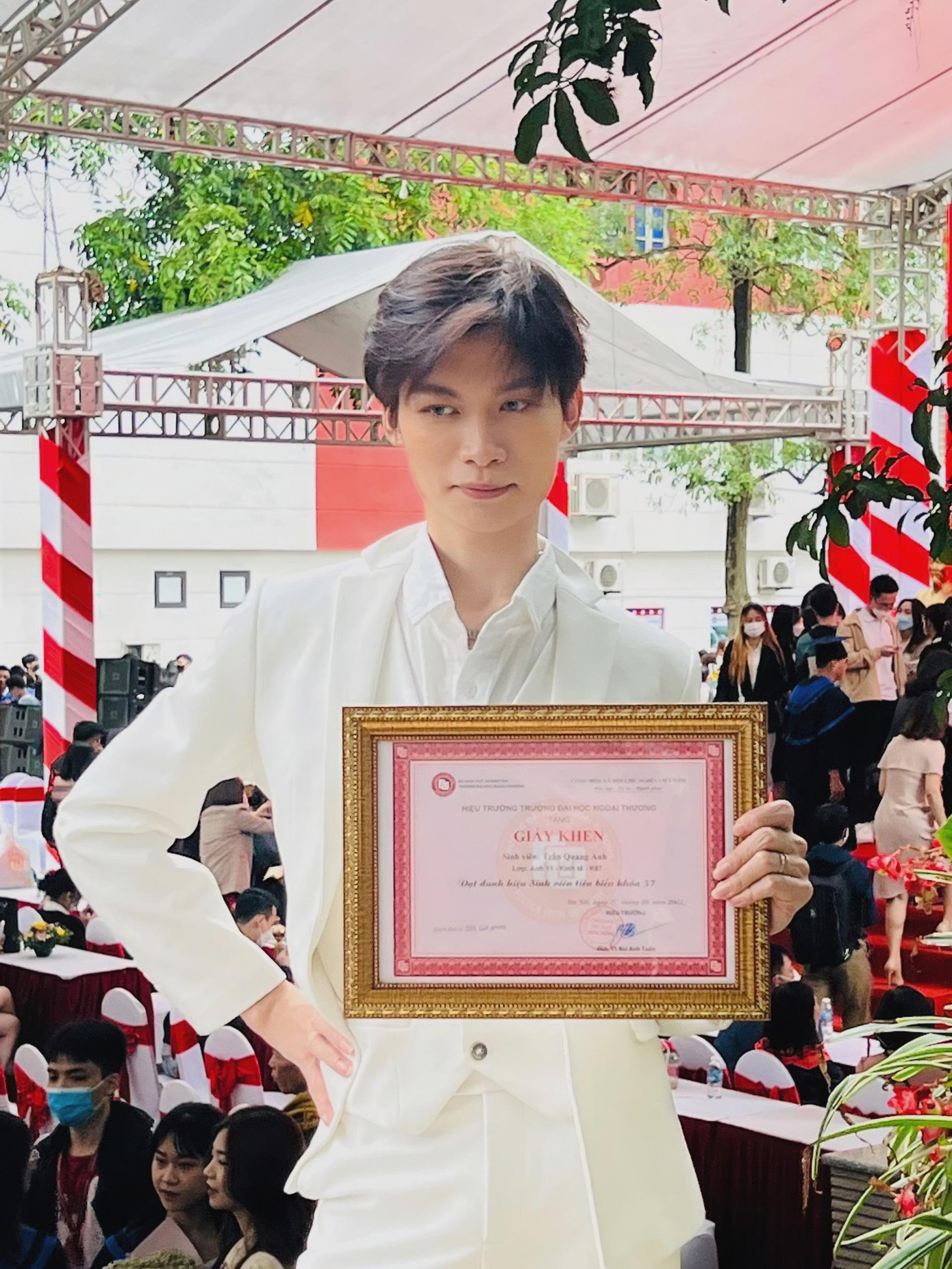 Chàng trai quê Hà Nam vinh dự nhận giấy khen "Danh hiệu sinh viên tiêu biểu khóa 37". Chàng trai quê Hà Nam vinh dự nhận giấy khen "Danh hiệu sinh viên tiêu biểu khóa 37".