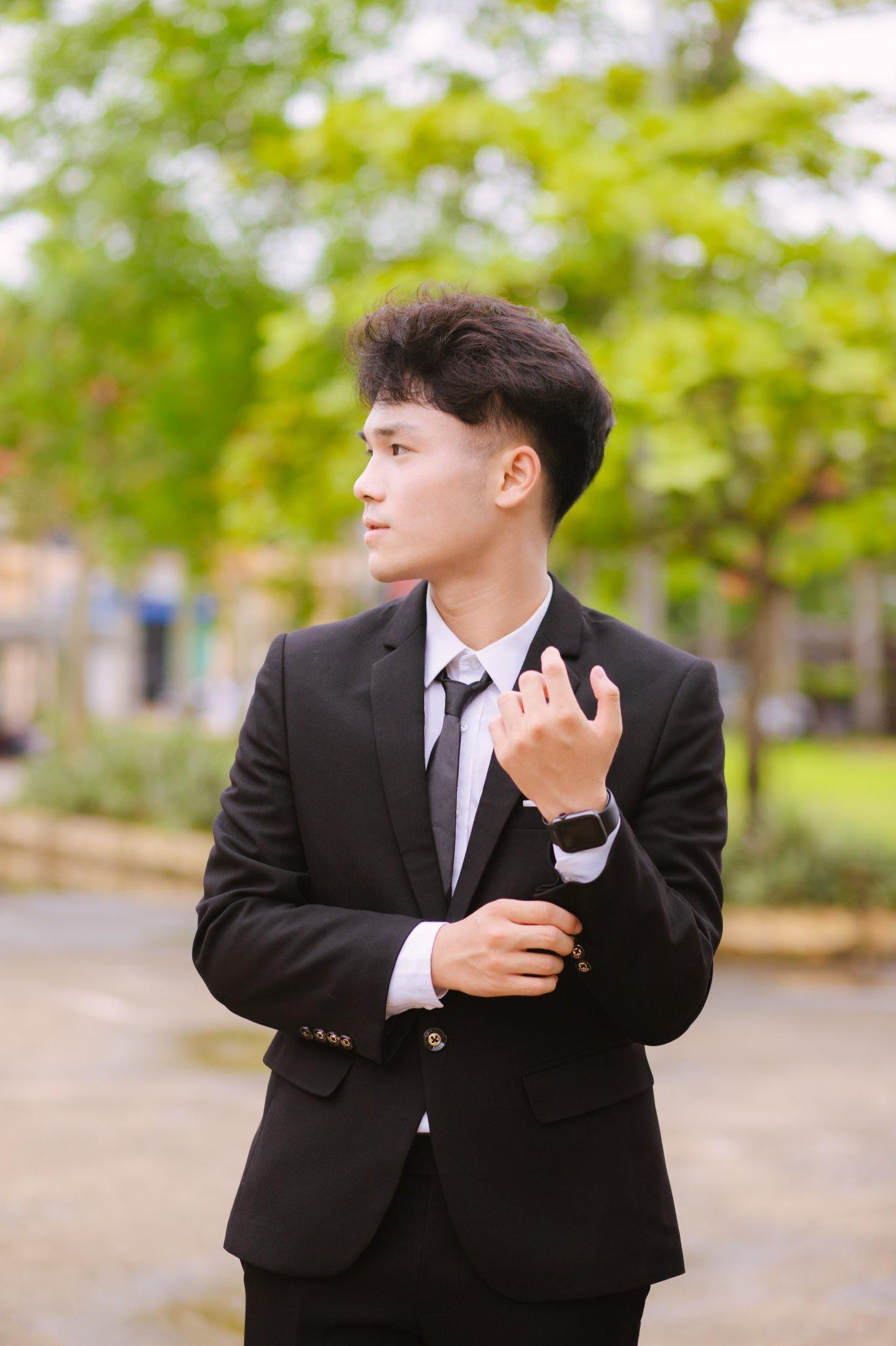 Sau khi kết thúc các môn thi, chàng trai Đăng Khoa chủ động đợi và dò đáp án các môn. Sau khi kết thúc các môn thi, chàng trai Đăng Khoa chủ động đợi và dò đáp án các môn.