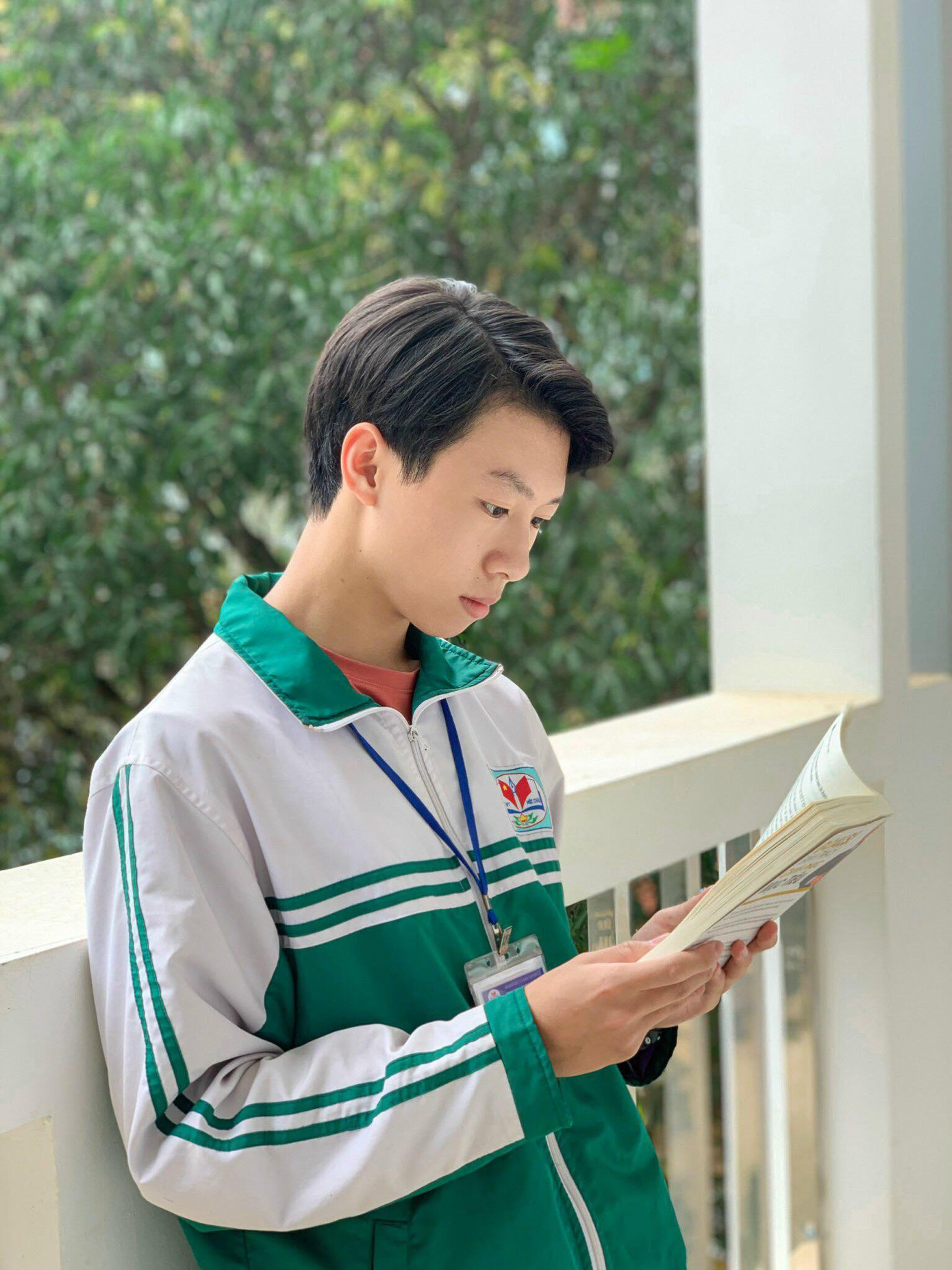 Xuân Anh luôn giữ thói quen đọc sách cho riêng mình.