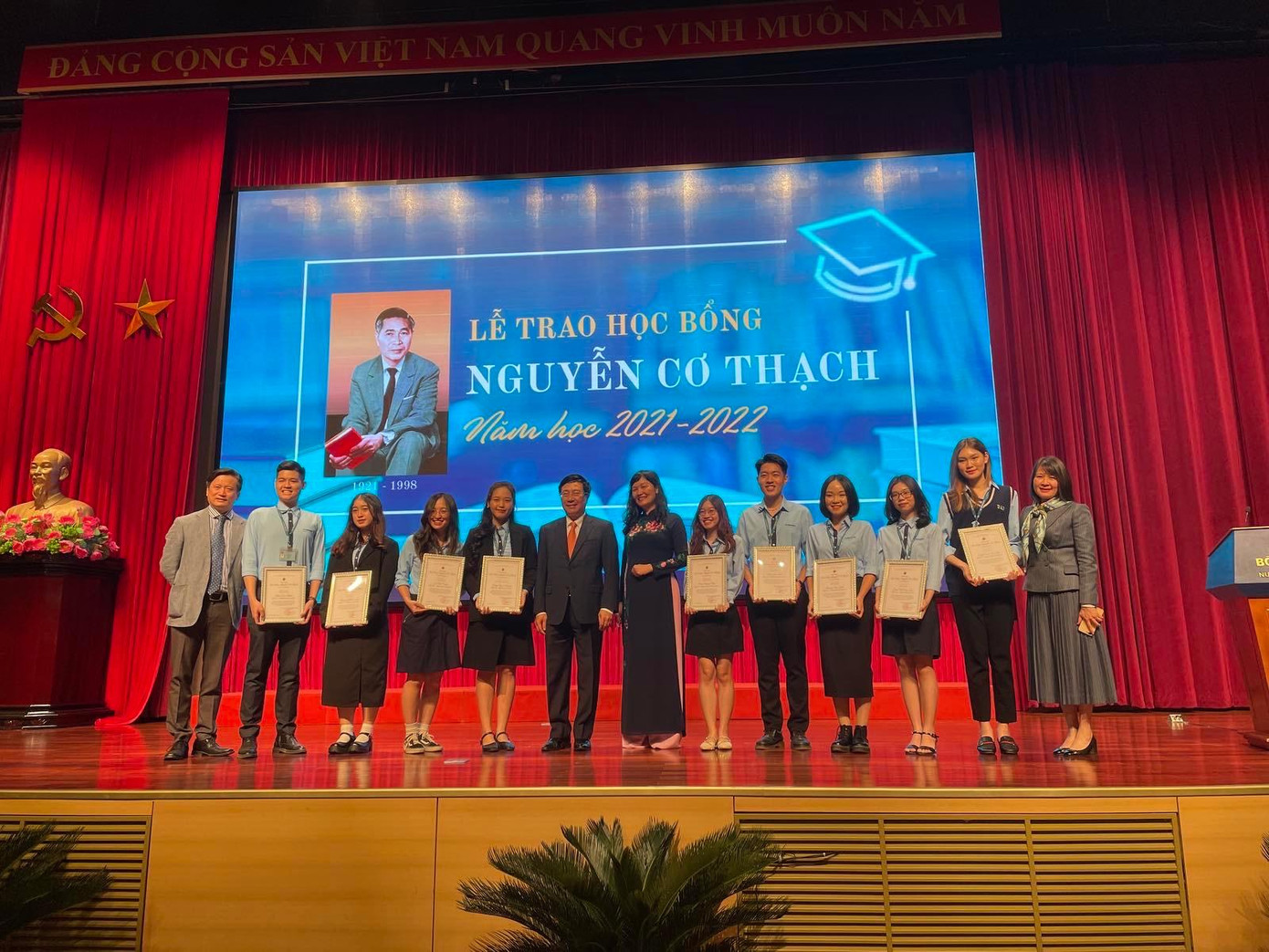 Thu Trang trong lễ trao Học bổng Nguyễn Cơ Thạch.