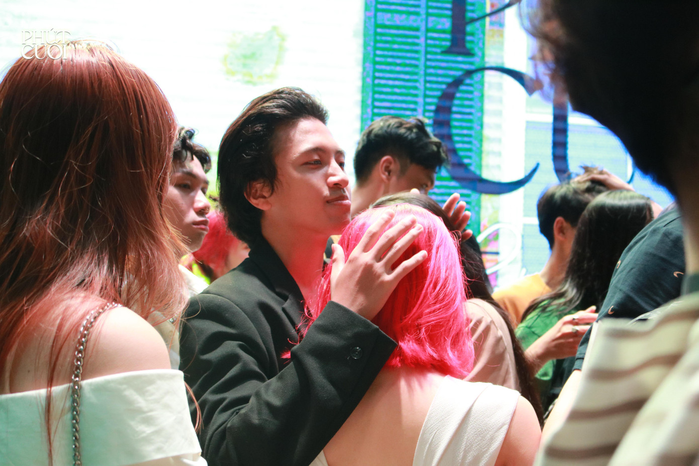 K38 trao nhau từng cái ôm, cái nắm tay thật chặt cho lần cuối đứng trên sân khấu Hội trường C.