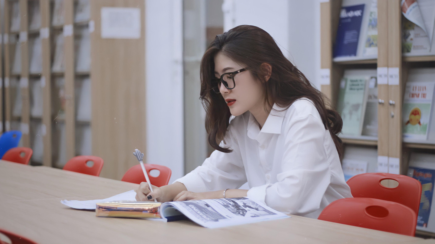 Ngoài giờ học trên lớp, Ánh Dương tự bồi dưỡng kiến thức chuyên ngành bằng việc tham khảo tài liệu trên thư viện. Ngoài giờ học trên lớp, Ánh Dương tự bồi dưỡng kiến thức chuyên ngành bằng việc tham khảo tài liệu trên thư viện.