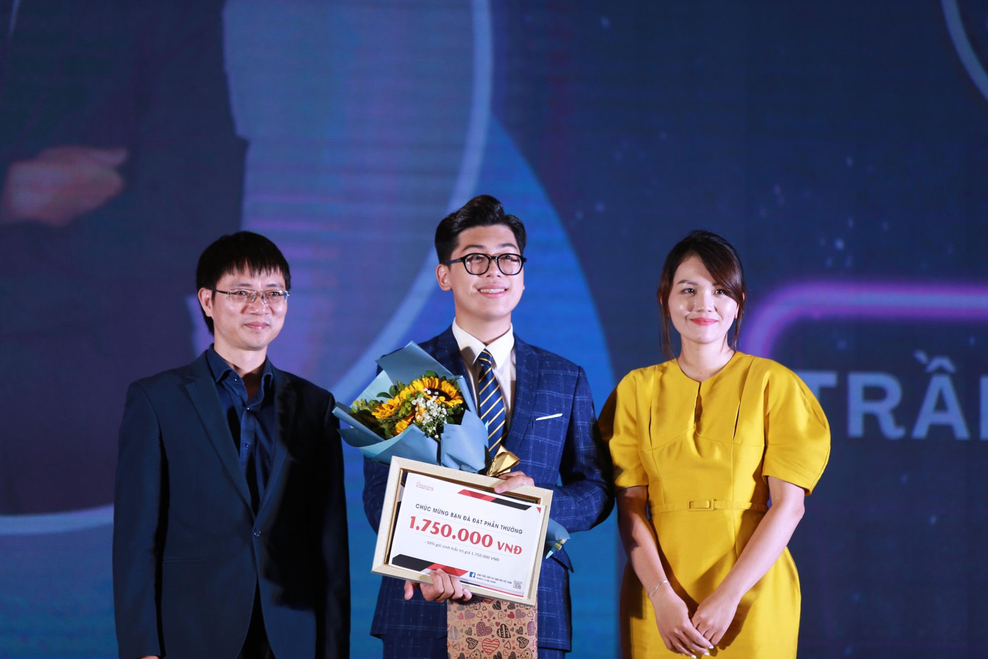 Duy Anh nhận giải tại cuộc thi Tell Me By Your Voice. Duy Anh nhận giải tại cuộc thi Tell Me By Your Voice.