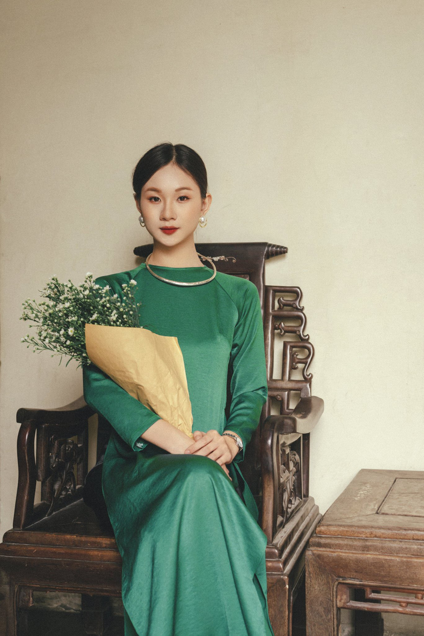 Nàng mẫu ảnh Ngọc Hòa dịu dàng, e ấp bên tà áo dài phong cách thập niên 80.