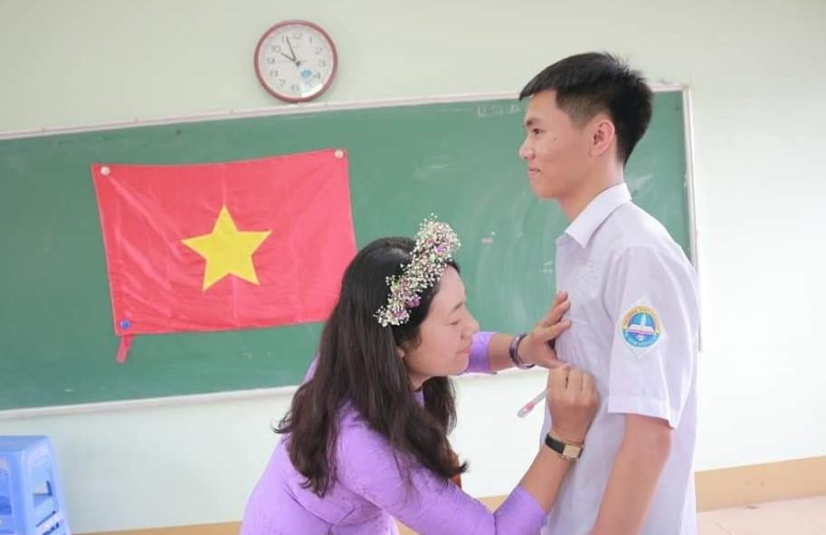 Cô chủ nhiệm ký tên kỷ niệm lên áo vào ngày tổng kết năm học lớp 12 năm 2019. Cô chủ nhiệm ký tên kỷ niệm lên áo vào ngày tổng kết năm học lớp 12 năm 2019.