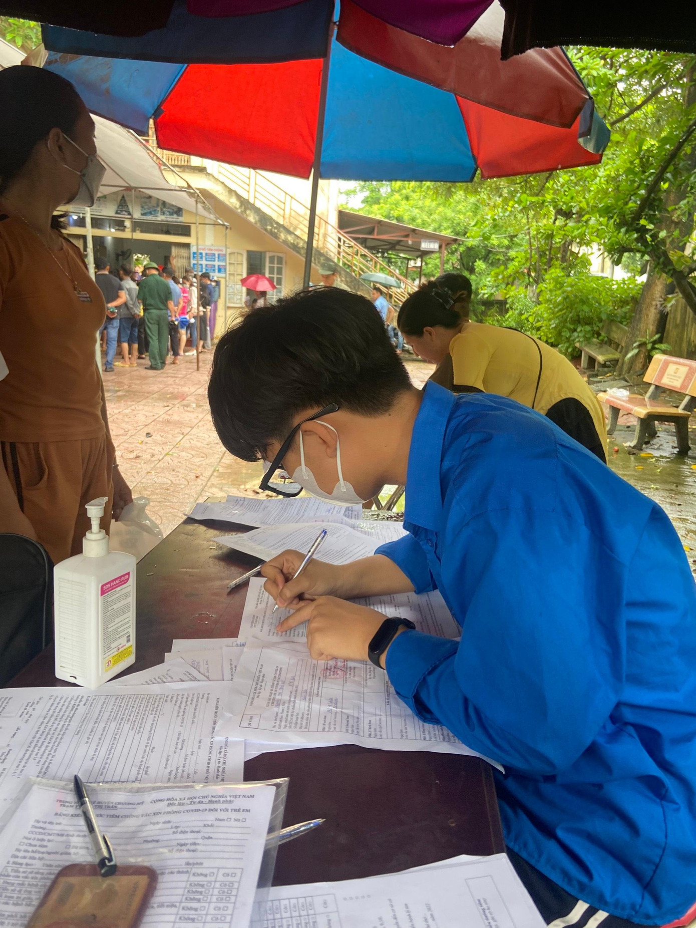 Quốc Khánh luôn chủ động, tích cực và tiên phong tham gia các hoạt động vì cộng đồng. Quốc Khánh luôn chủ động, tích cực và tiên phong tham gia các hoạt động vì cộng đồng.