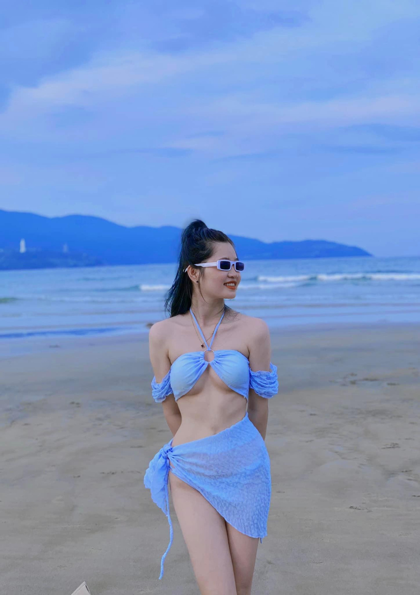 Thu Hiền sở hữu chiều cao ấn tượng cùng vóc dáng quyến rũ. Thu Hiền sở hữu chiều cao ấn tượng cùng vóc dáng quyến rũ.