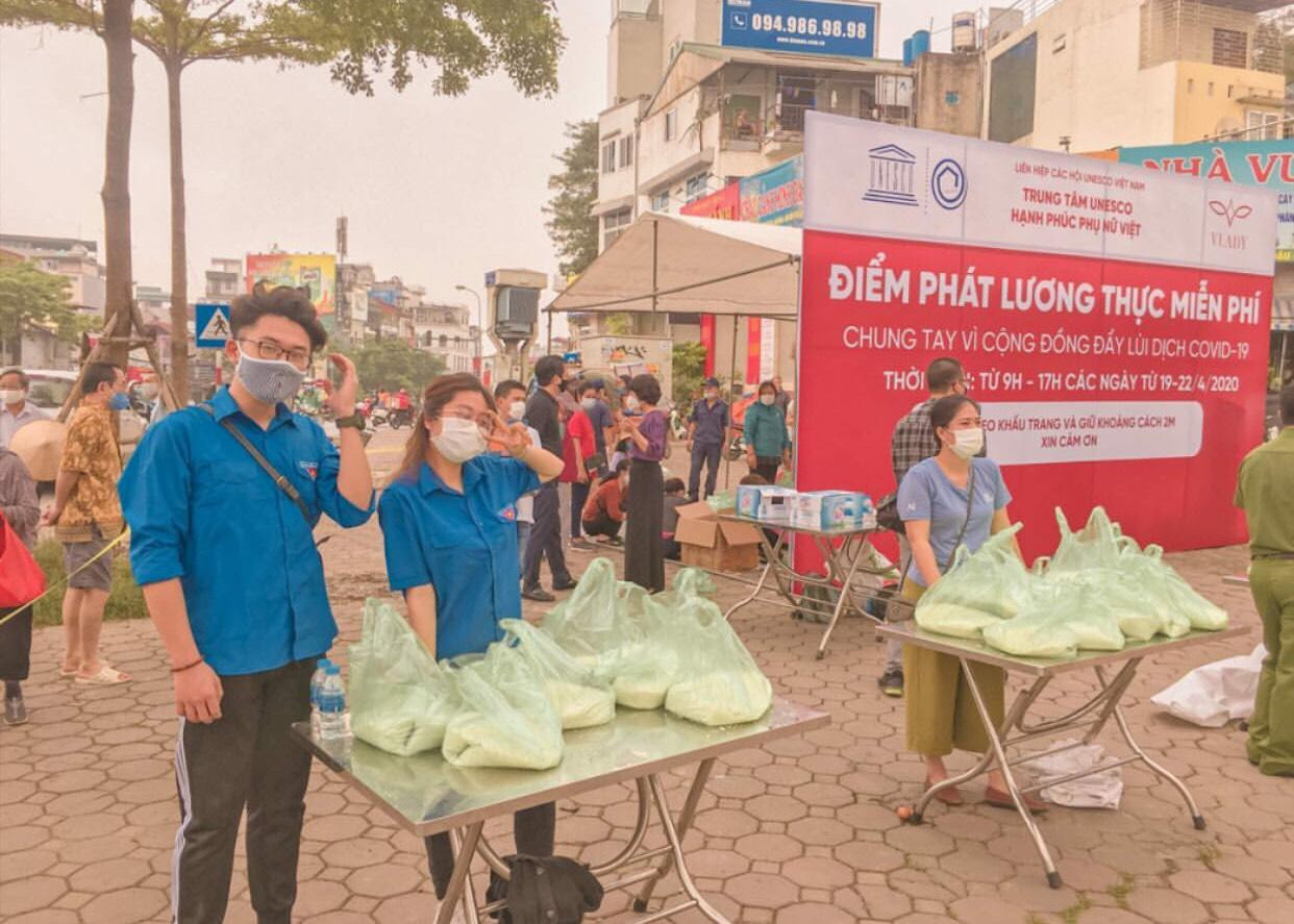 Anh Đức cùng các tình nguyện viên tham gia phát lương thực miễn phí hỗ trợ người dân. Anh Đức cùng các tình nguyện viên tham gia phát lương thực miễn phí hỗ trợ người dân.