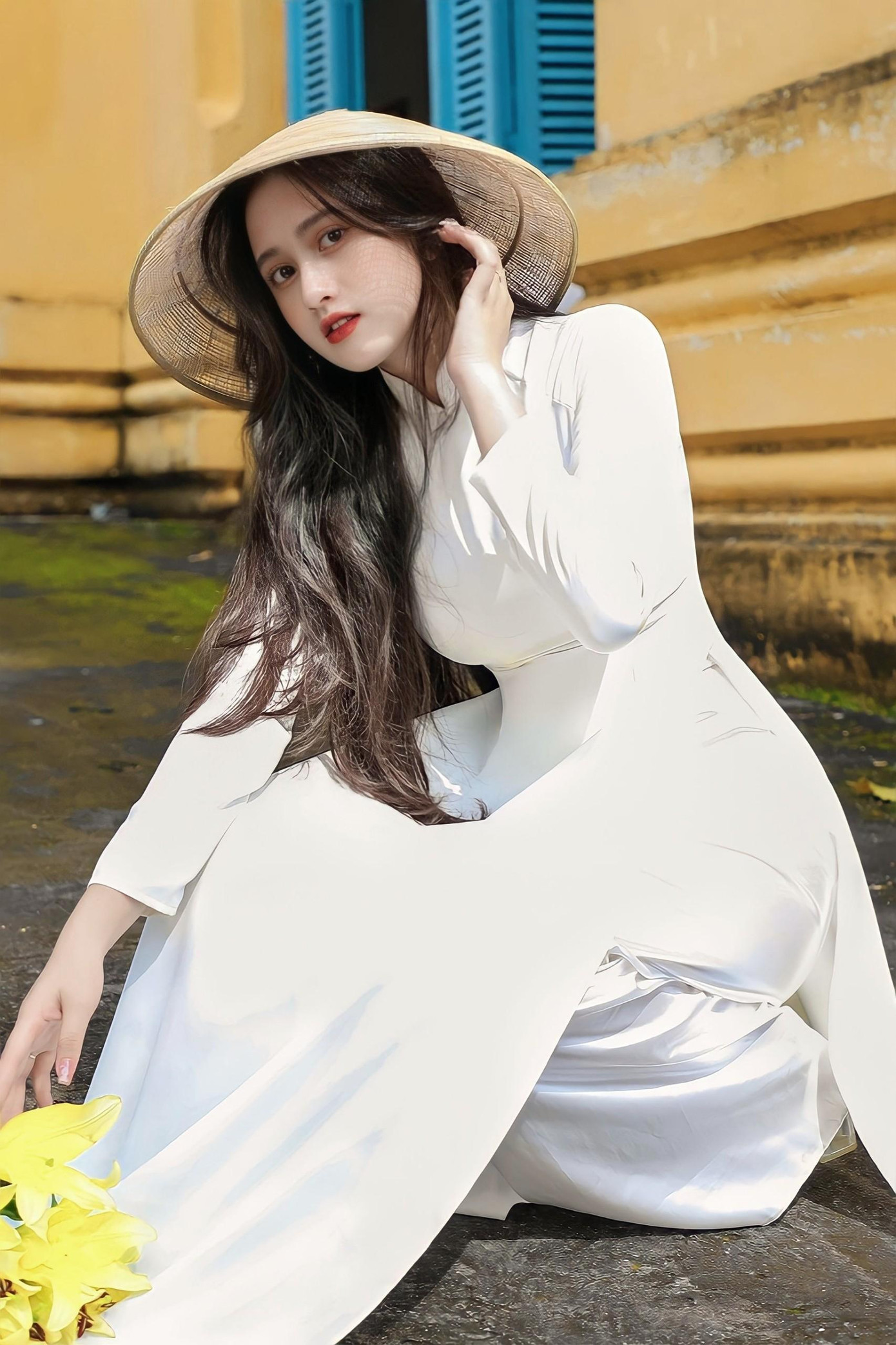 Bộ ảnh “Tinh khôi” của Phương Yên được lấy cảm hứng từ áo dài trắng nữ sinh, cùng hoa ly và nắng vàng cuối thu mang nhiều cảm xúc.