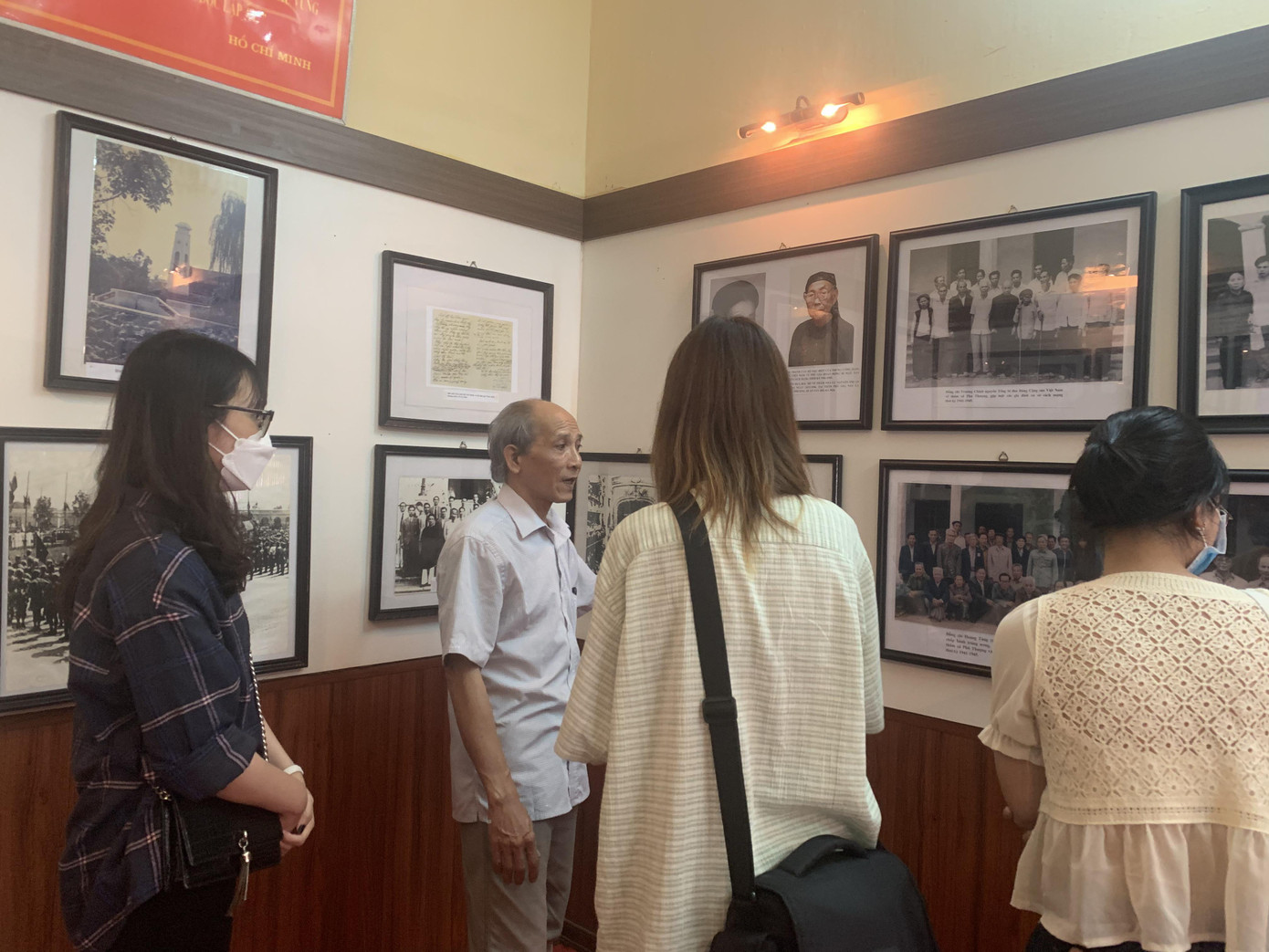 Các bạn trẻ hăng hái, chú tâm dõi theo lời kể vô cùng cuốn hút của ông Dũng.