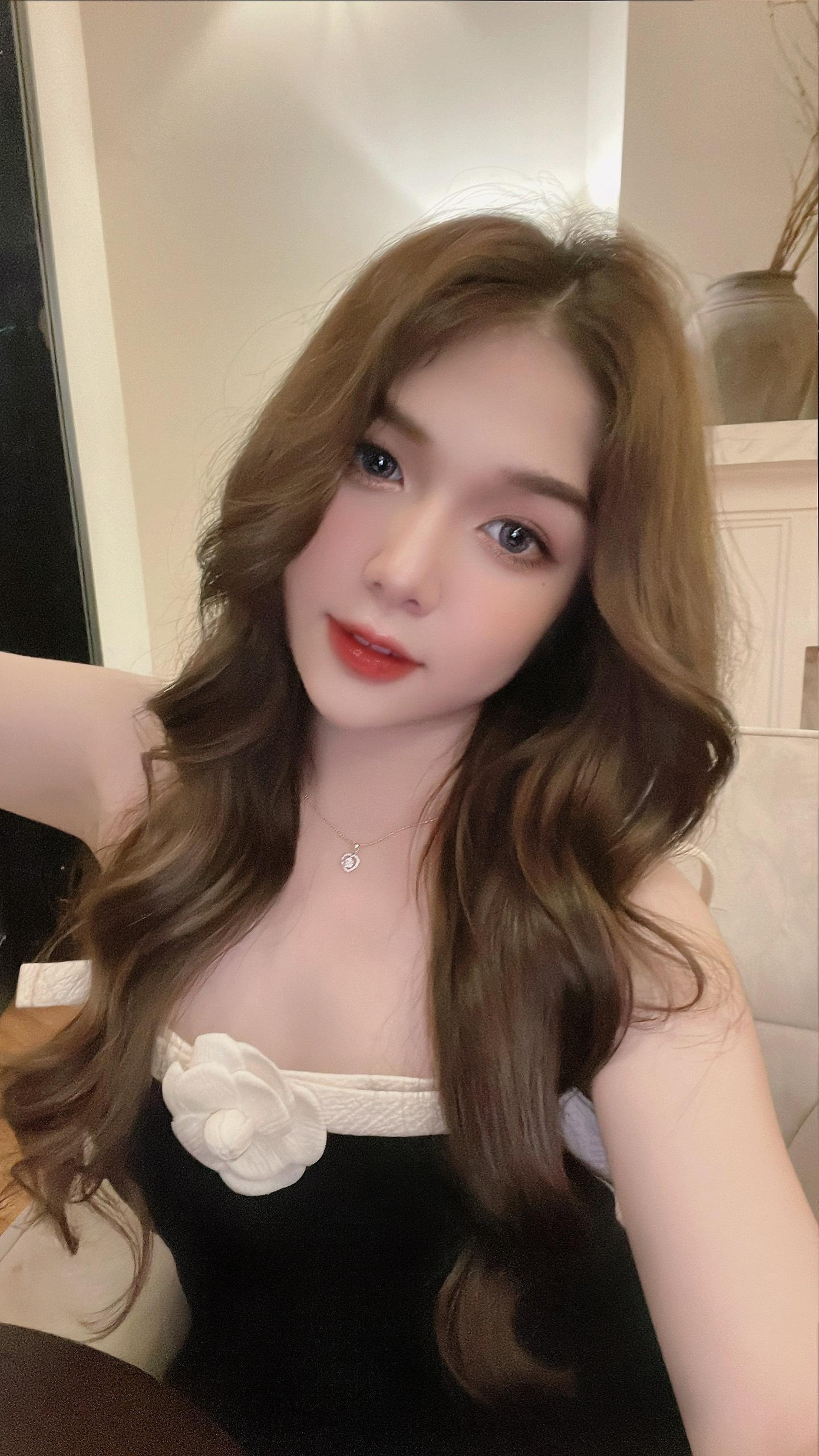 Trên gương mặt của mình, Kiều Oanh thích nhất là đôi mắt. Cô nàng được nhiều người ngợi khen là có đôi mắt biết nói.