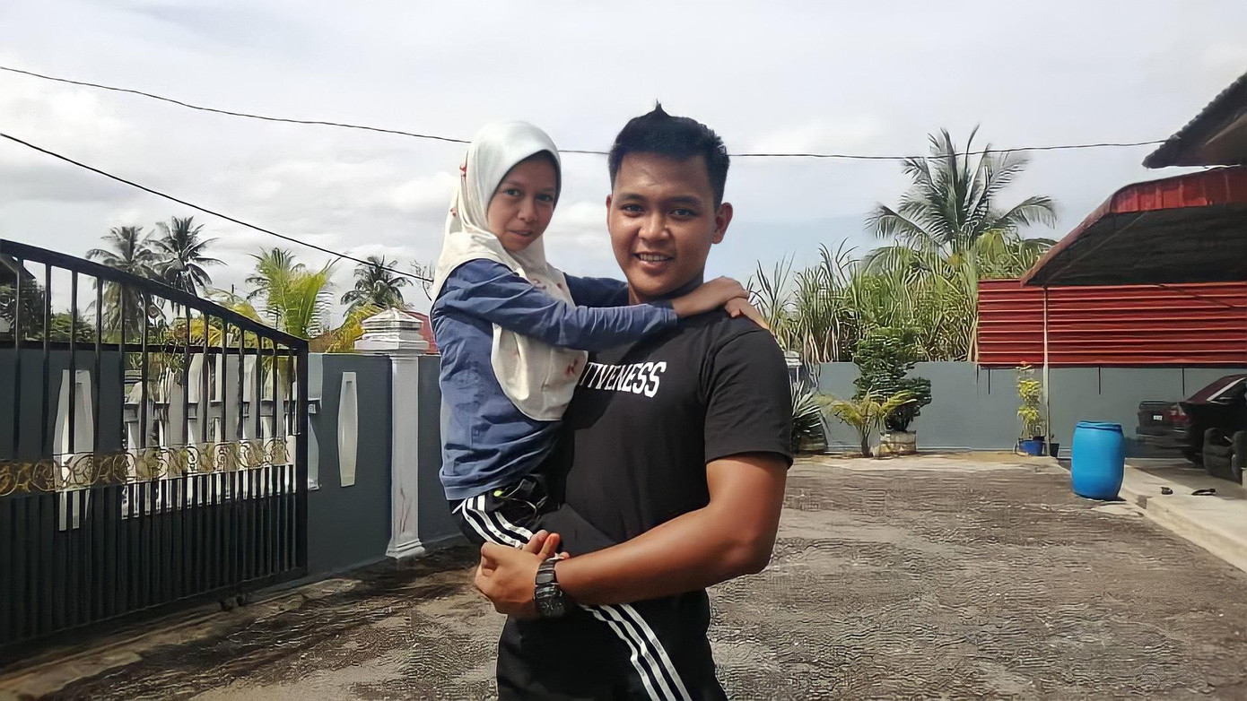 Khoảng cách tuổi tác và ngoại hình chưa bao giờ là rào cản giữa chuyện tình cảm của vợ chồng Syakila Norazma Amira. Khoảng cách tuổi tác và ngoại hình chưa bao giờ là rào cản giữa chuyện tình cảm của vợ chồng Syakila Norazma Amira.