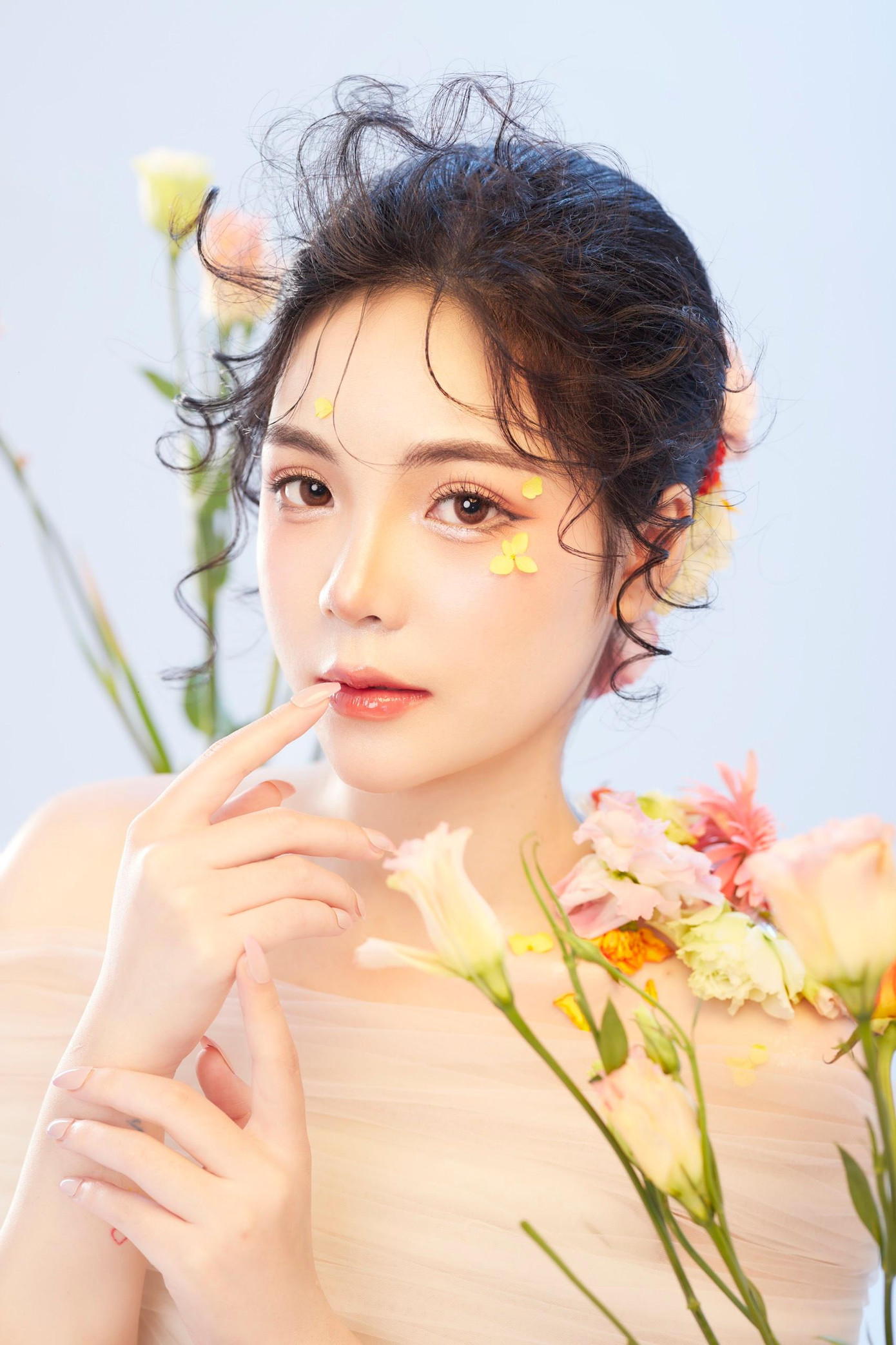 Tàng Tường Vy, nữ sinh năm nhất khoa Thanh nhạc – Piano trường Đại học Sư phạm Nghệ thuật Trung ương. Tàng Tường Vy, nữ sinh năm nhất khoa Thanh nhạc – Piano trường Đại học Sư phạm Nghệ thuật Trung ương.