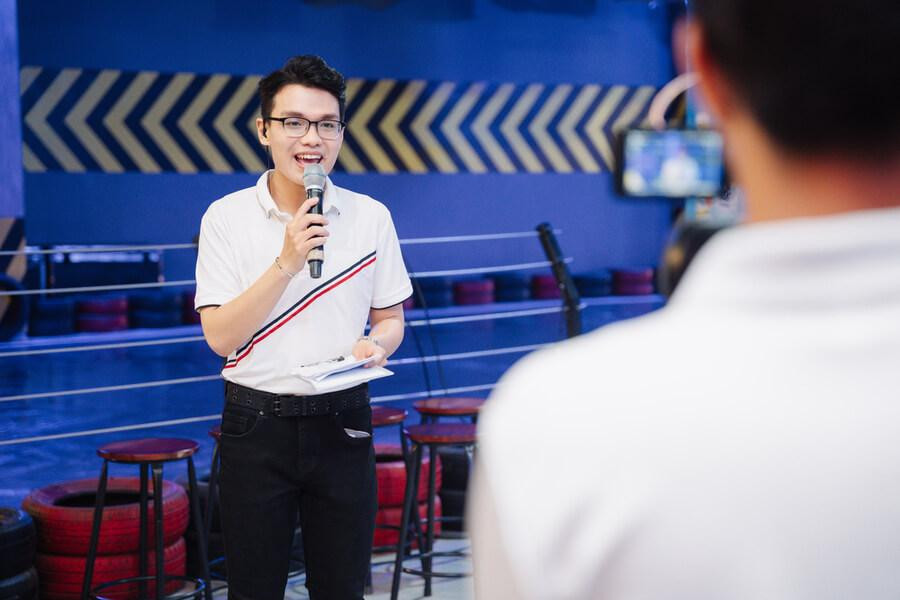 Hoàng Nam tràn đầy nhiệt huyết khi dẫn một chương trình thể thao. Hoàng Nam tràn đầy nhiệt huyết khi dẫn một chương trình thể thao.