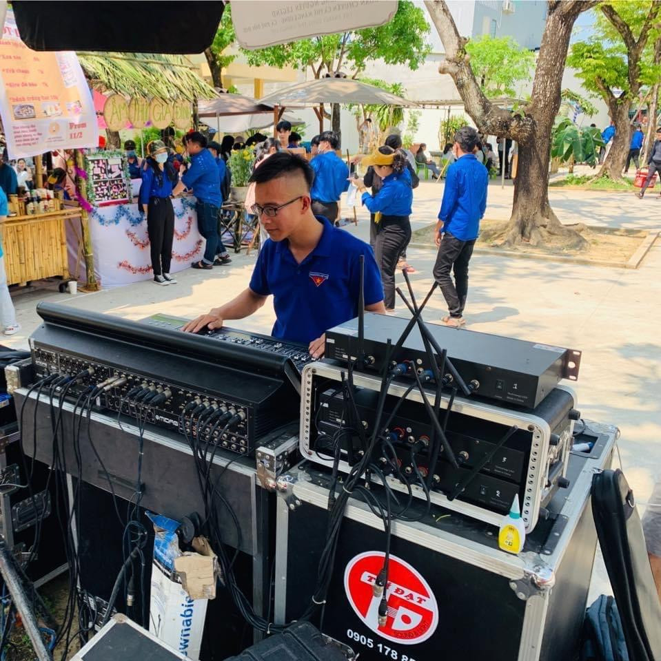 Duy Phúc phụ trách phần âm thanh ánh sáng tại các sự kiện.