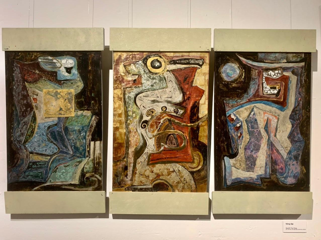 Tác phẩm ''Vòng lặp'' của họa sĩ Nguyễn Thu Trang. Tác phẩm ''Vòng lặp'' của họa sĩ Nguyễn Thu Trang.