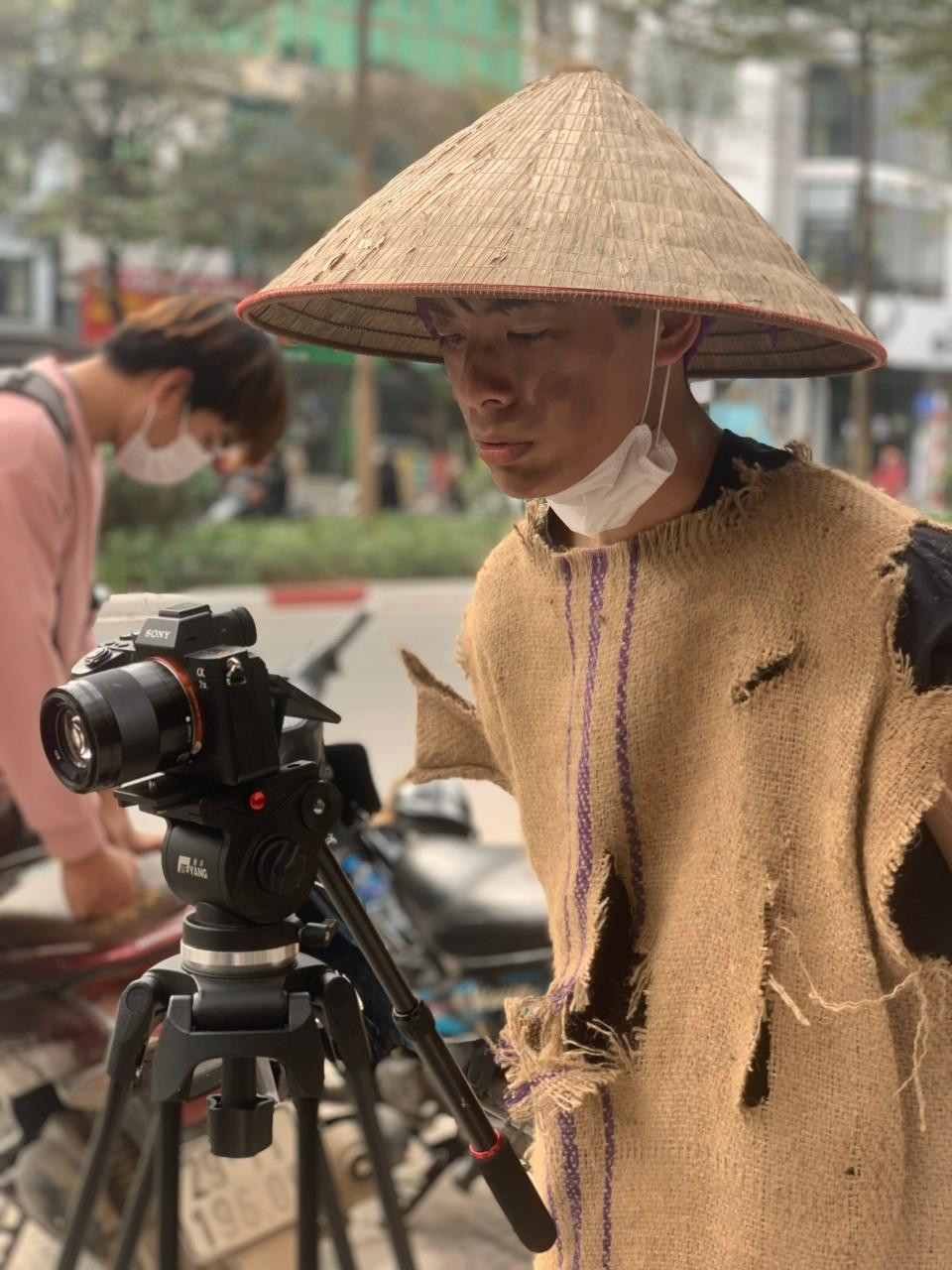 Một số hình ảnh hậu trường quay những thước phim để đăng tải lên các nền tảng mạng xã hội. Một số hình ảnh hậu trường quay những thước phim để đăng tải lên các nền tảng mạng xã hội.