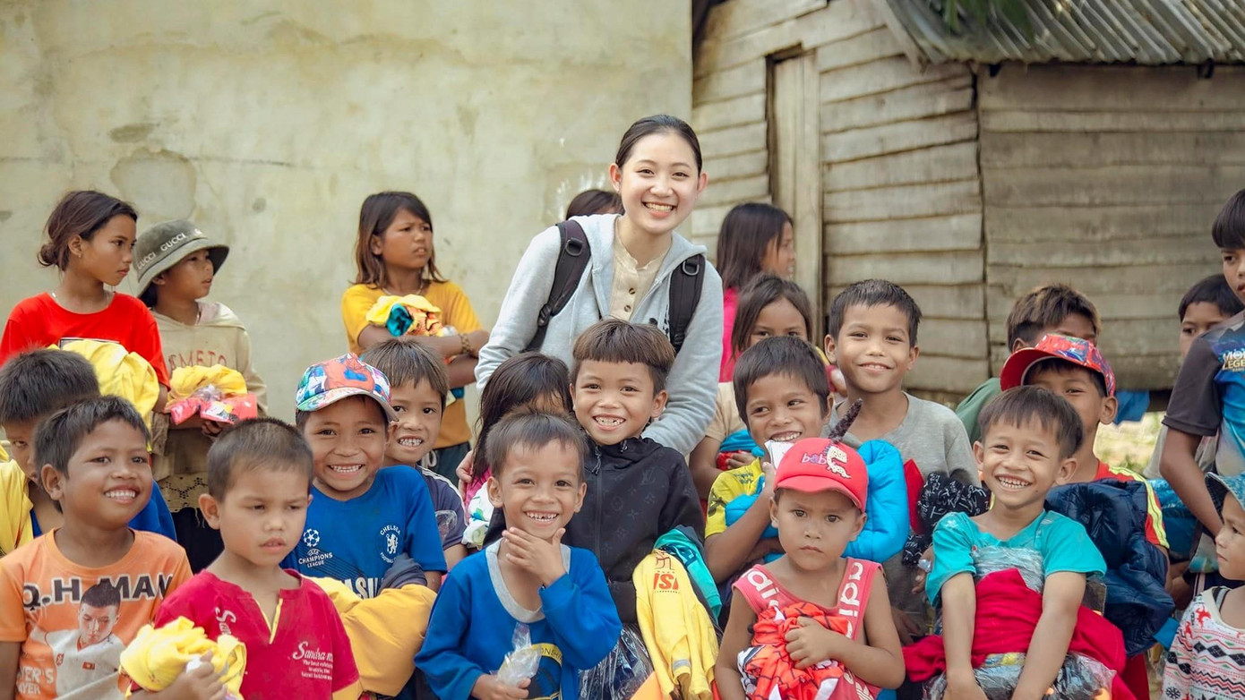 Không chỉ đến trao những món quà thiết thực rồi ra về mà Thùy Trang còn thăm hỏi, giúp đỡ công việc nhà và chơi với lũ trẻ trong buôn làng. Không chỉ đến trao những món quà thiết thực rồi ra về mà Thùy Trang còn thăm hỏi, giúp đỡ công việc nhà và chơi với lũ trẻ trong buôn làng.