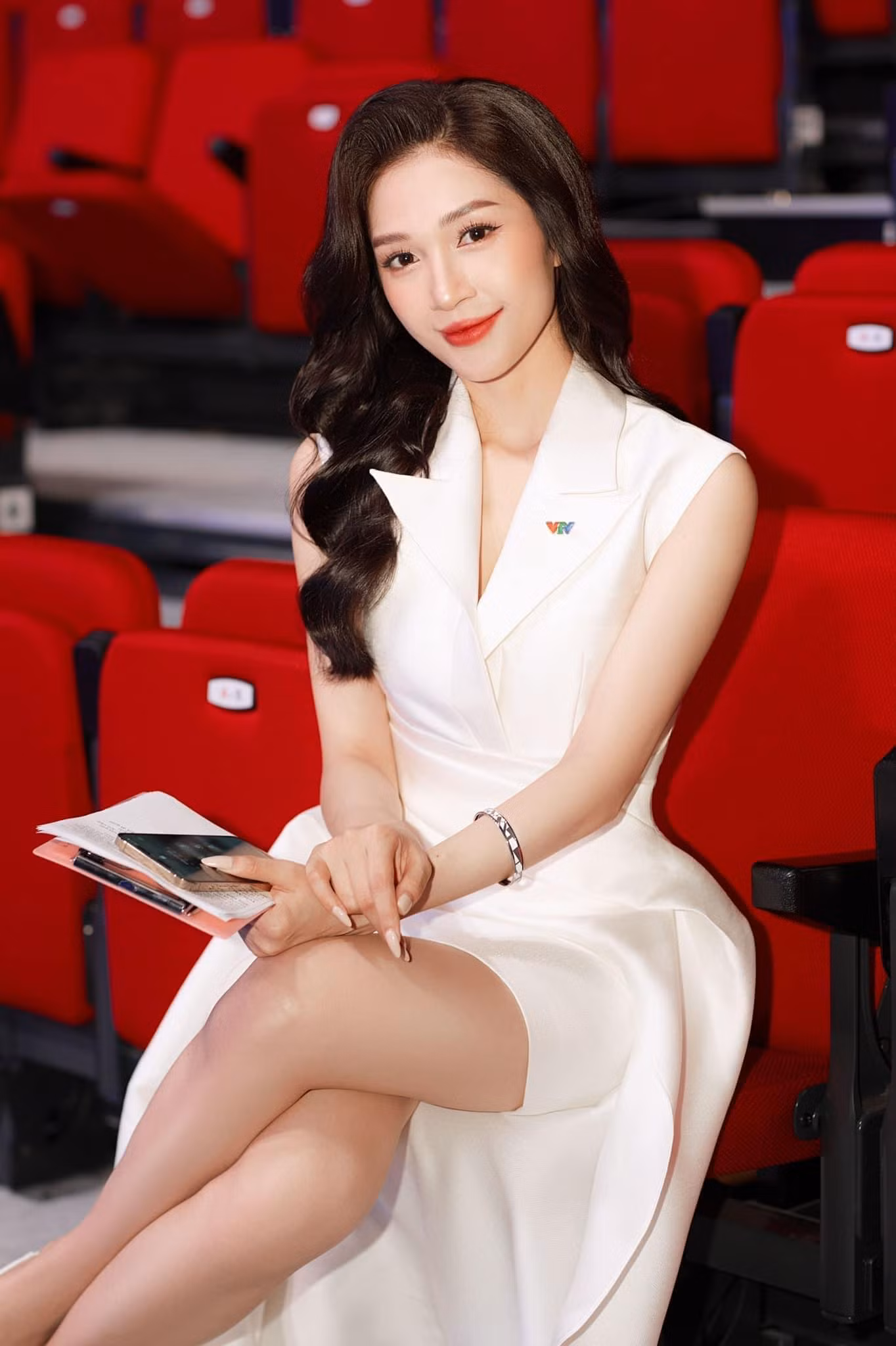 Sở hữu ngoại hình xinh xắn, thanh lịch cùng lối dẫn dắt khéo léo, BTV Ngọc Anh dễ dàng chiếm được nhiều cảm tình của khán giả.
