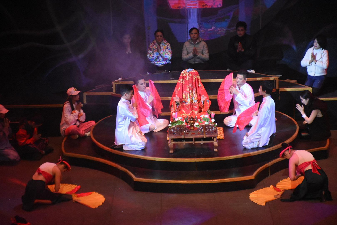 Phân đoạn hát chầu văn đậm chất dân gian. Phân đoạn hát chầu văn đậm chất dân gian.