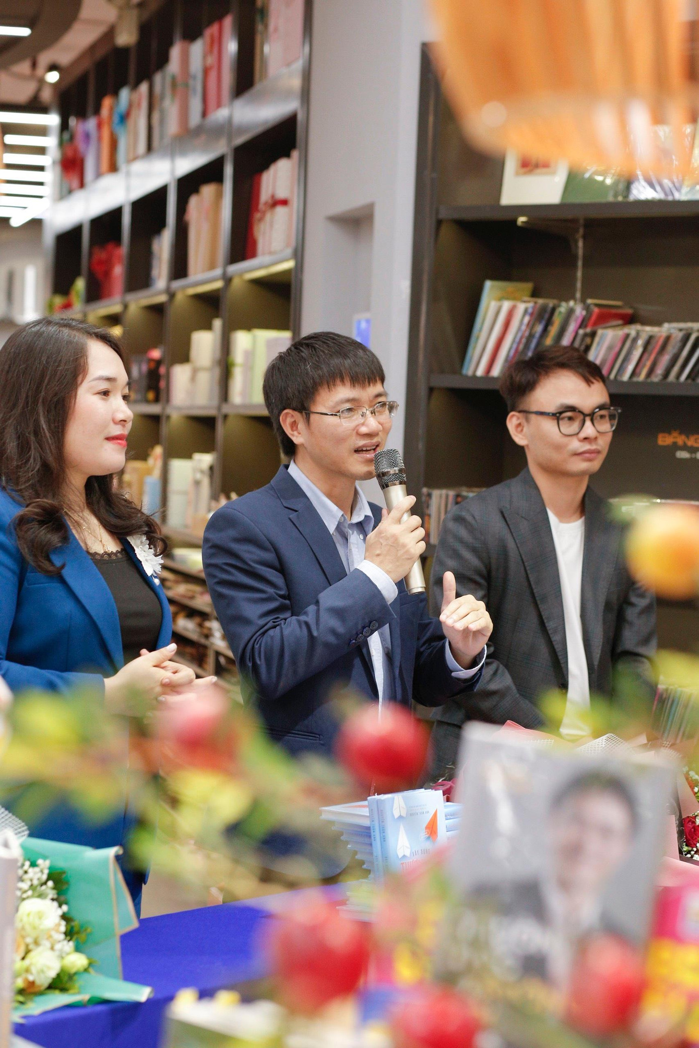 Diễn giả, nhà báo Nguyễn Tuấn Anh, tác giả cuốn sách “Xây dựng thương hiệu cá nhân để tự bán mình với giá cao nhất”, hiện đang là Trưởng ban Sinh Viên, báo Tiền Phong. Diễn giả, nhà báo Nguyễn Tuấn Anh, tác giả cuốn sách “Xây dựng thương hiệu cá nhân để tự bán mình với giá cao nhất”, hiện đang là Trưởng ban Sinh Viên, báo Tiền Phong.