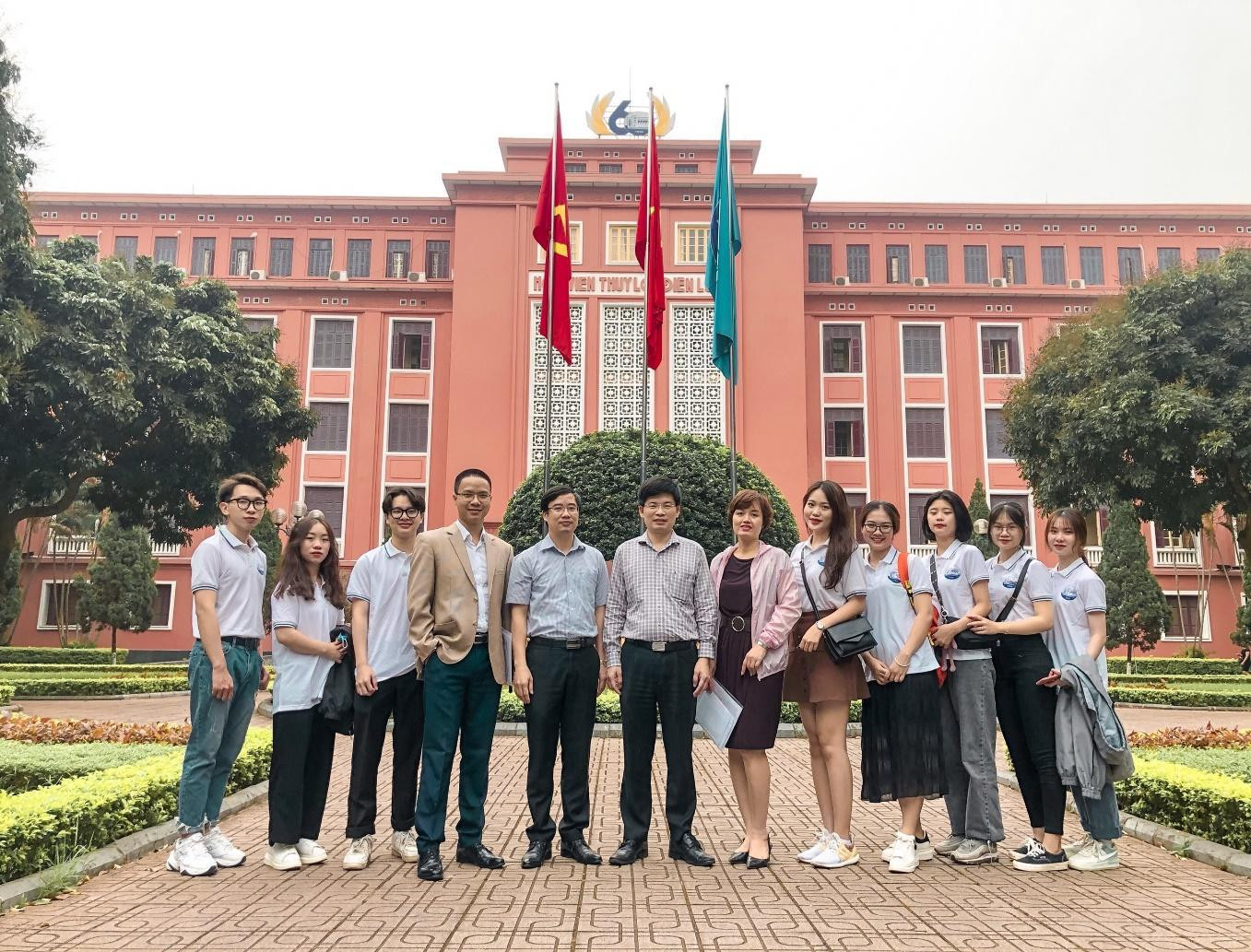 Nguyễn Thu Trang đứng thứ 4 (từ phải qua) tham gia quảng bá tuyển sinh cùng các thầy cô và bạn học Khoa Kỹ thuật tài nguyên nước.