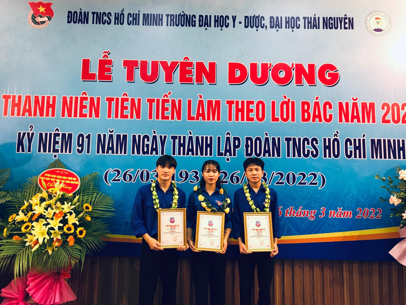 Thành Công(bên trái ảnh) đạt chứng nhận Thanh niên tiên tiến làm theo lời bác năm 2022. Thành Công(bên trái ảnh) đạt chứng nhận Thanh niên tiên tiến làm theo lời bác năm 2022.