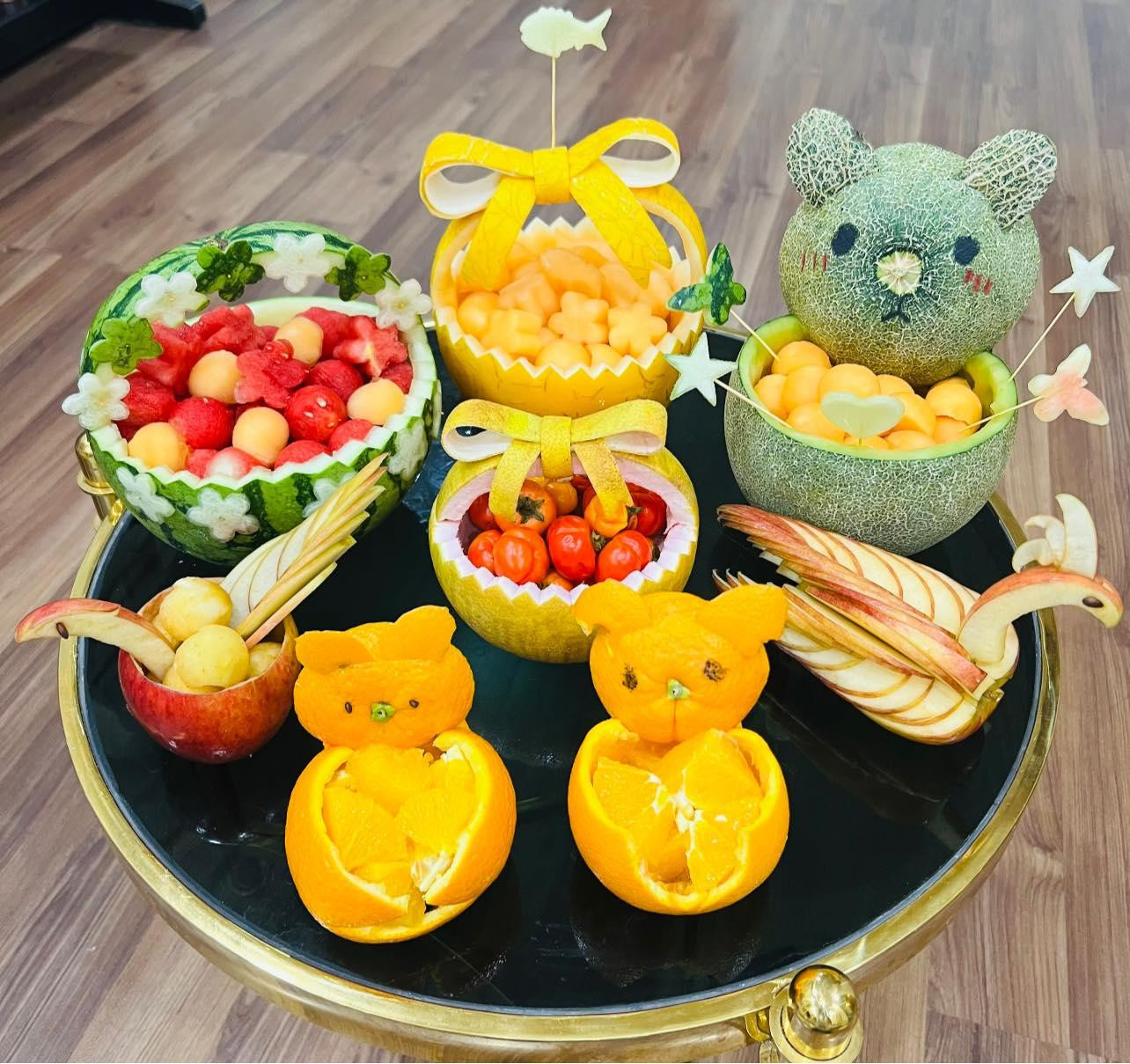 Mâm cỗ với những con vật ngộ nghĩnh, được làm từ nhiều loại trái cây (Ảnh: Facebook Kim JinHua).