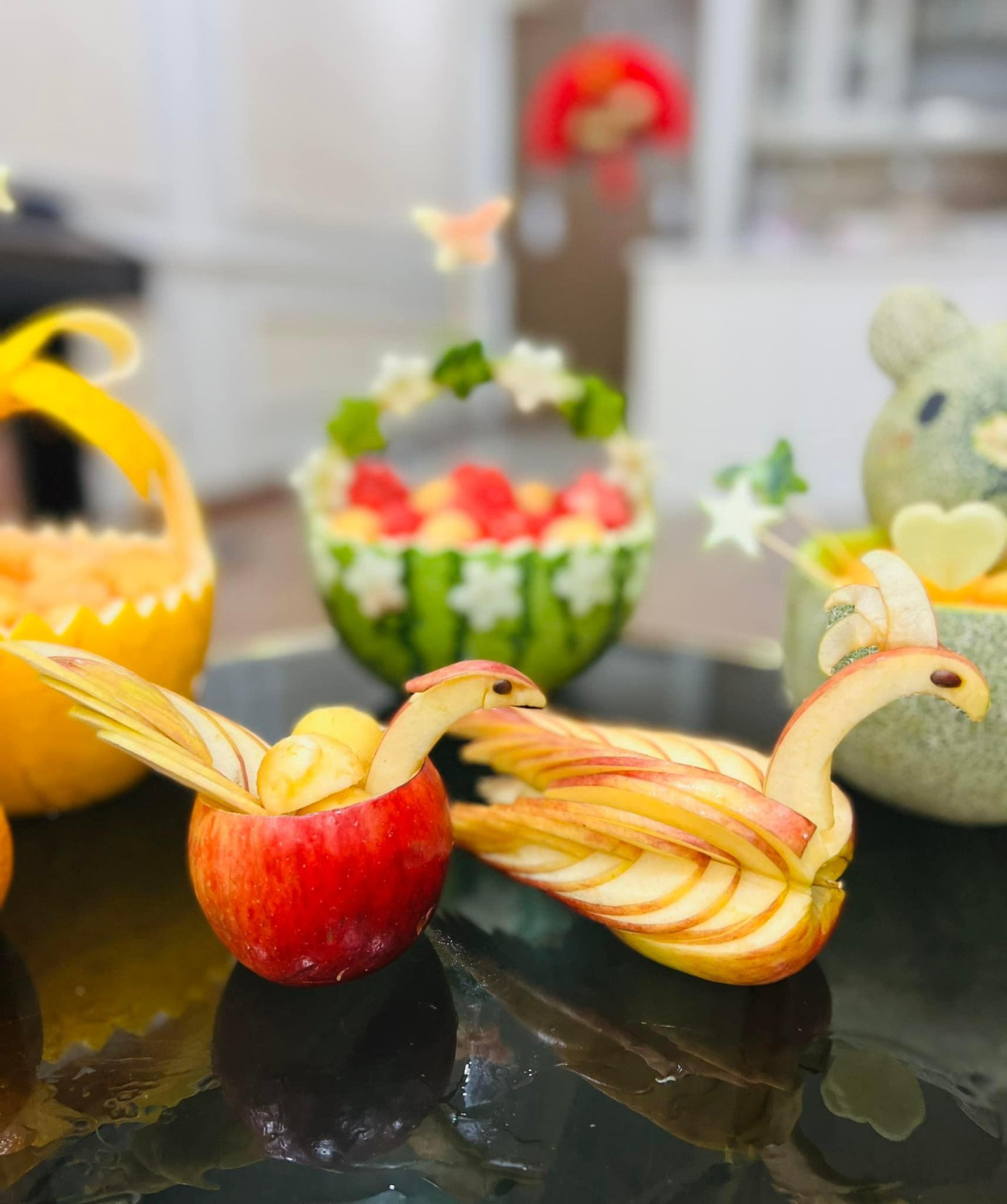 Thiên nga làm từ trái táo (Ảnh: Facebook Kim JinHua).