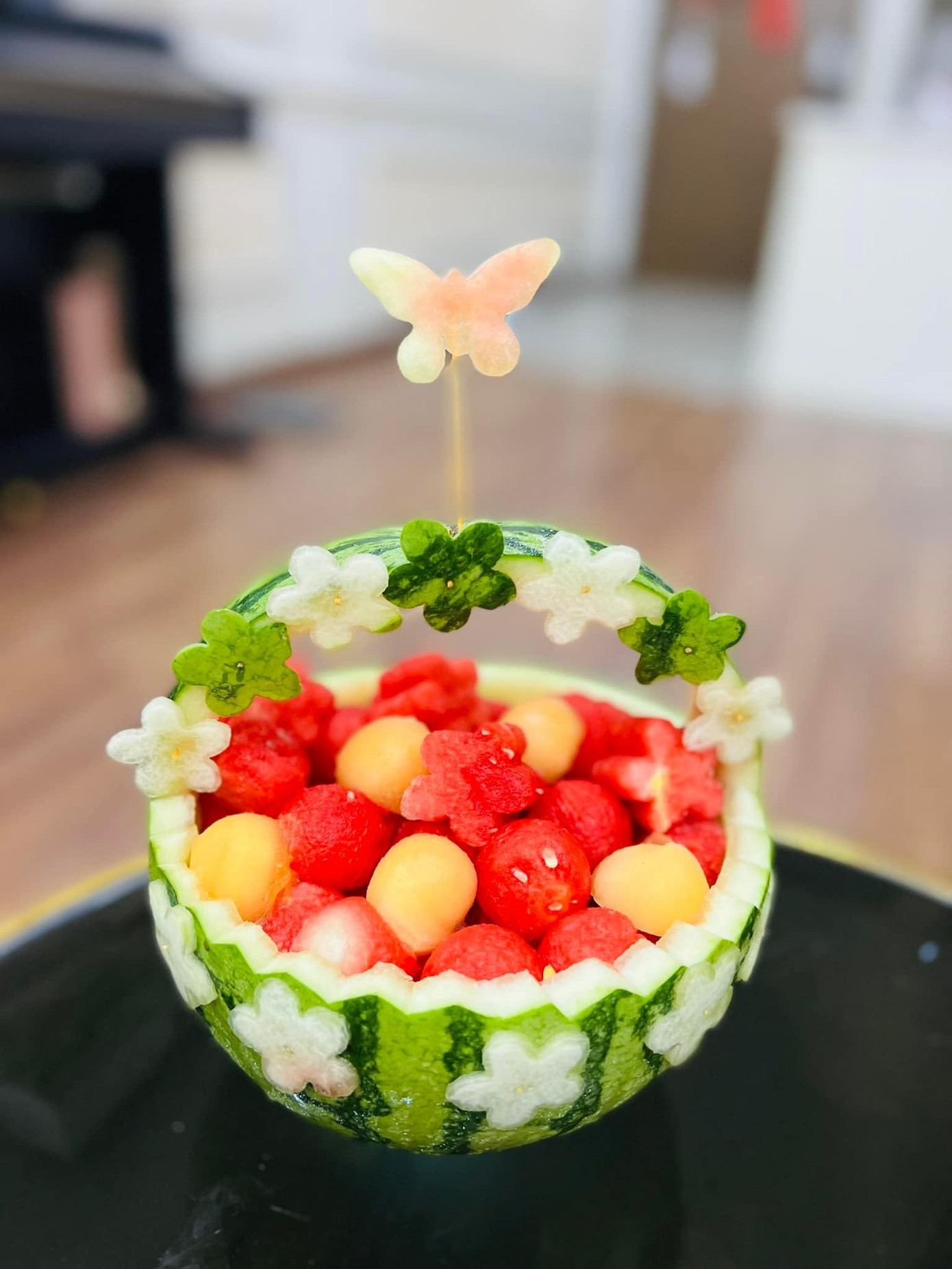 Giỏ trái cây được cắt gọt từ vỏ trái dưa hấu (Ảnh: Facebook Kim JinHua).