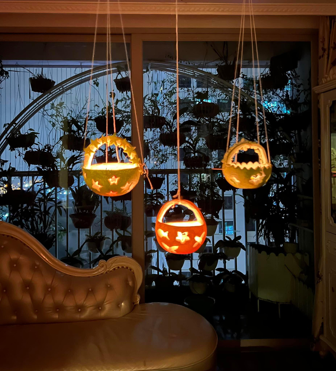 Đèn lồng làm từ vỏ bưởi (Ảnh: Facebook Kim JinHua).