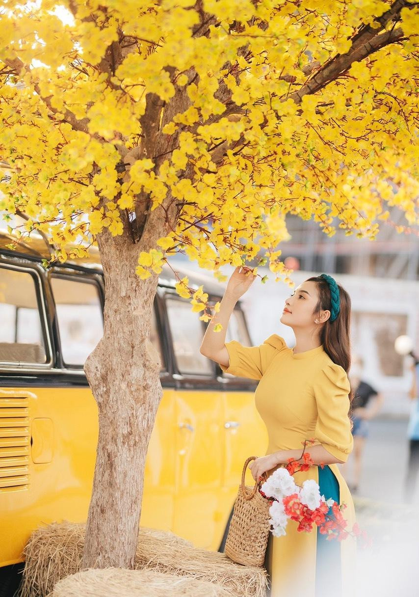 Lấy bối cảnh gần Nhà thờ Đức Bà – nơi được những cây mai vàng tô sắc từ rất sớm, Huỳnh Như gây ấn tượng với bộ ảnh chào Xuân rực sắc vàng.