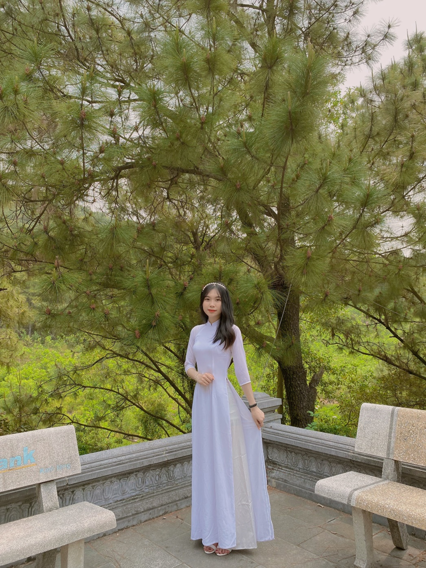 Trần Thị Thu Hường (sinh năm 2003) sinh ra và lớn lên tại mảnh đất xứ Đông - Hải Dương giàu truyền thống văn hóa lịch sử. Trần Thị Thu Hường (sinh năm 2003) sinh ra và lớn lên tại mảnh đất xứ Đông - Hải Dương giàu truyền thống văn hóa lịch sử.