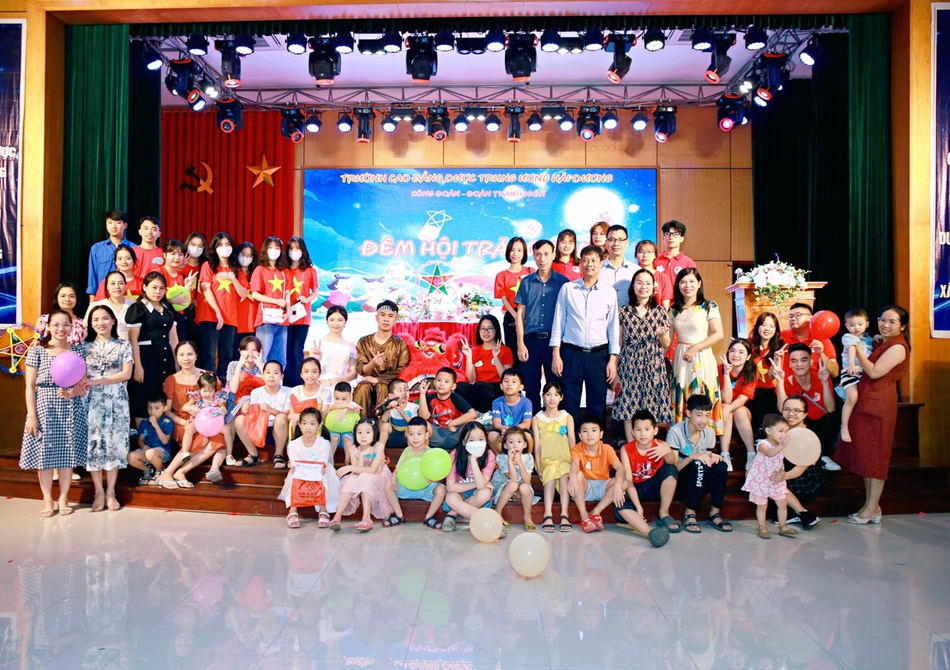 Thu Hường đăng ký tham gia là chương trình “Đêm hội Trăng rằm 2022” do Đoàn trường tổ chức. Thu Hường đăng ký tham gia là chương trình “Đêm hội Trăng rằm 2022” do Đoàn trường tổ chức.