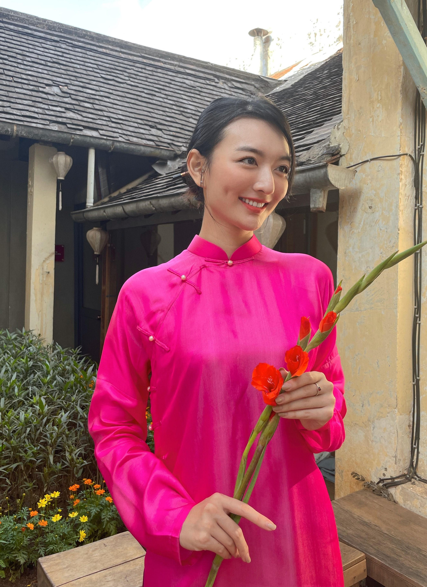 Cô chị Xuân Mai yêu kiều trong chiếc áo dài màu hồng đậm. Ảnh: NVCC