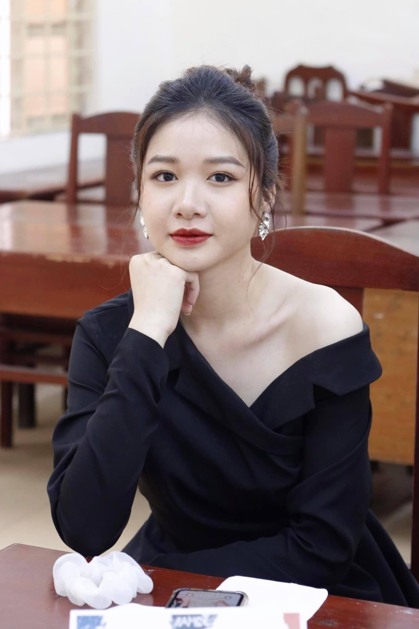 Nguyễn Thanh Huyền, sinh viên năm 4 chuyên ngành Truyền thông Marketing, tại Học viện Báo chí và Tuyên truyền. Nguyễn Thanh Huyền, sinh viên năm 4 chuyên ngành Truyền thông Marketing, tại Học viện Báo chí và Tuyên truyền.