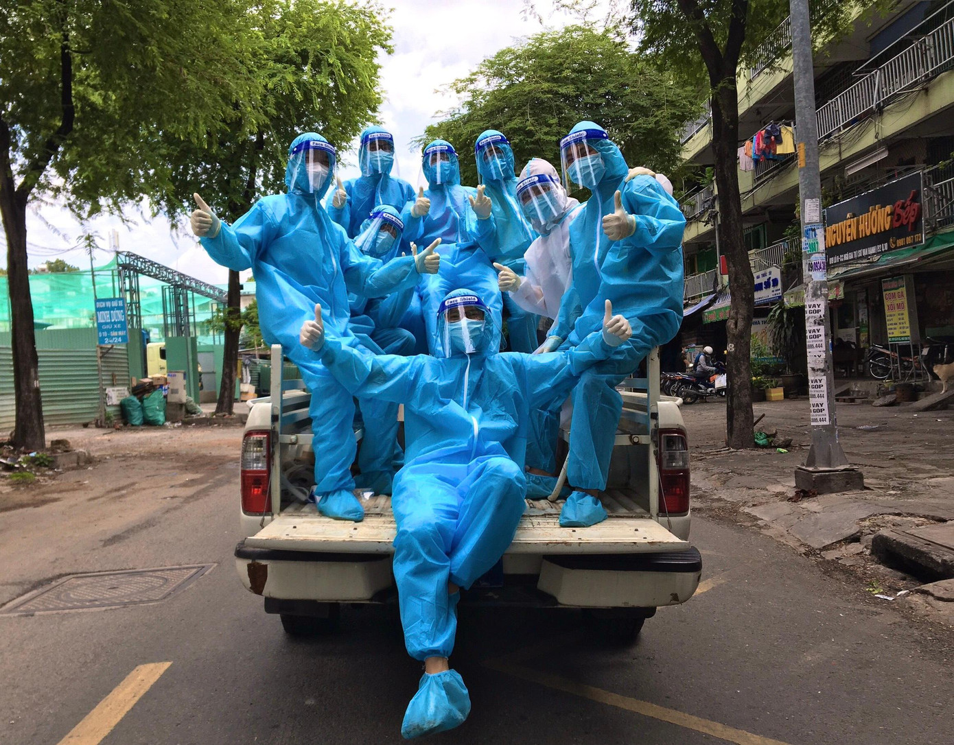 Dẫu có khó khăn, gian khổ Trọng Tấn cùng các bạn tình nguyện viên khác vẫn luôn vui tươi, giàu năng lượng, hết mình với công tác hỗ trợ phòng chống dịch.