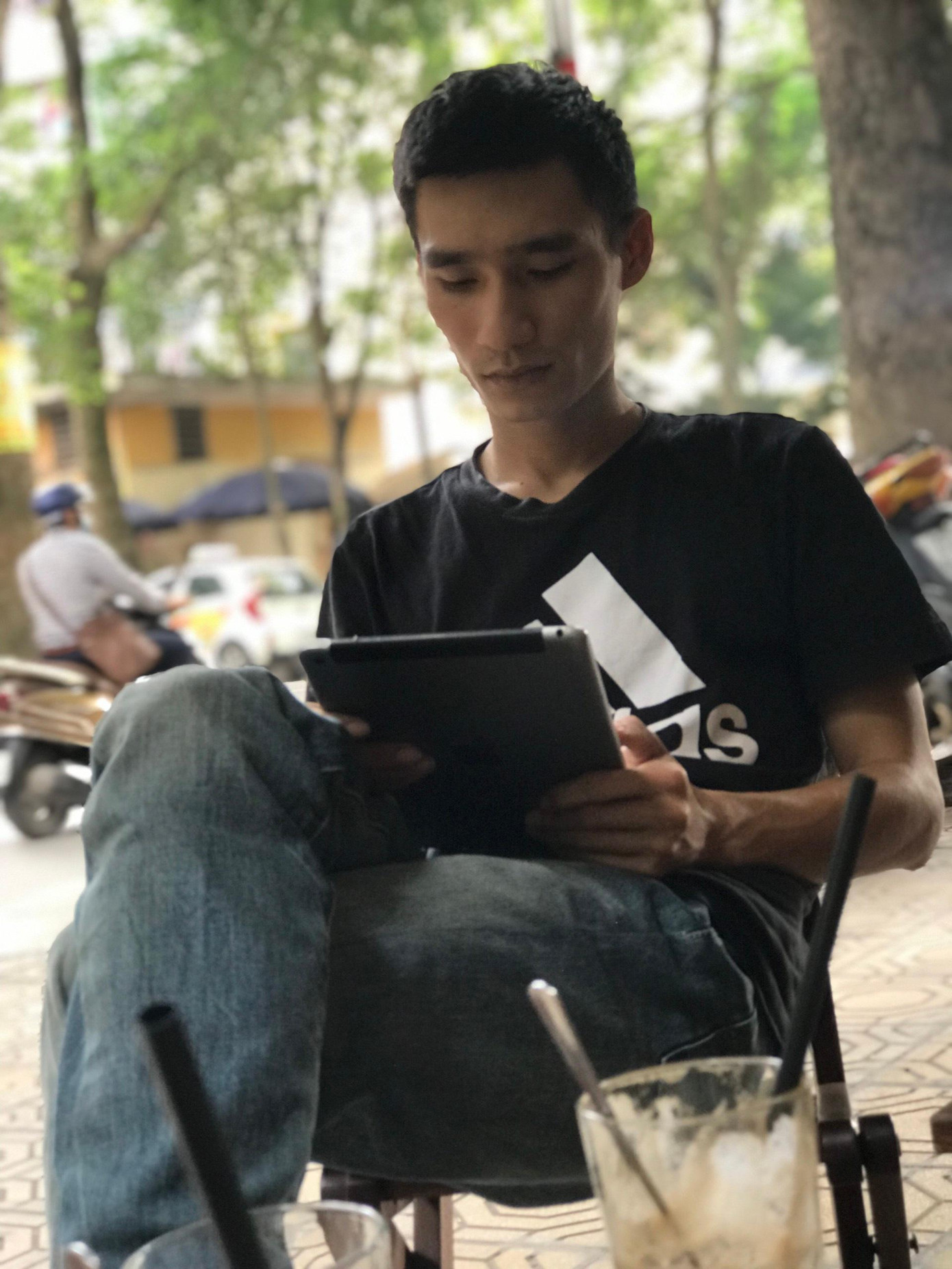 Và sau bao công sức khổ luyện, Bá Nguyên đã thi đỗ vào ngôi trường mình hằng mong ước. Trên con đường theo đuổi sự nghiệp, Nguyên cũng đã đóng góp nhiều tác phẩm hội họa có giá trị.