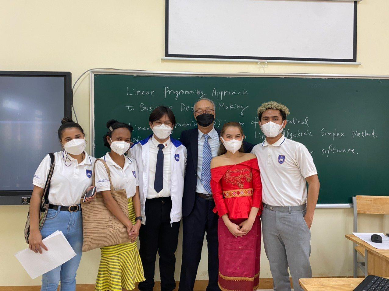 Jan Aldrick Sales Sendaydiego cùng các bạn du học sinh quốc tế và giảng viên sau giờ học. Jan Aldrick Sales Sendaydiego cùng các bạn du học sinh quốc tế và giảng viên sau giờ học.