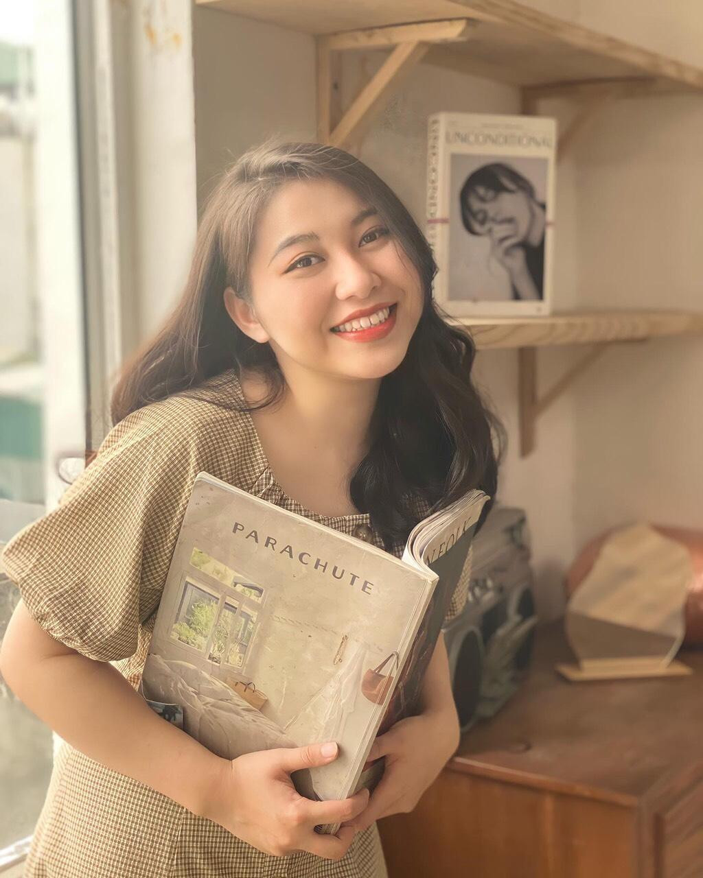 Hà Chi đang là sinh viên năm 3 chuyên ngành Báo in. Hà Chi đang là sinh viên năm 3 chuyên ngành Báo in.