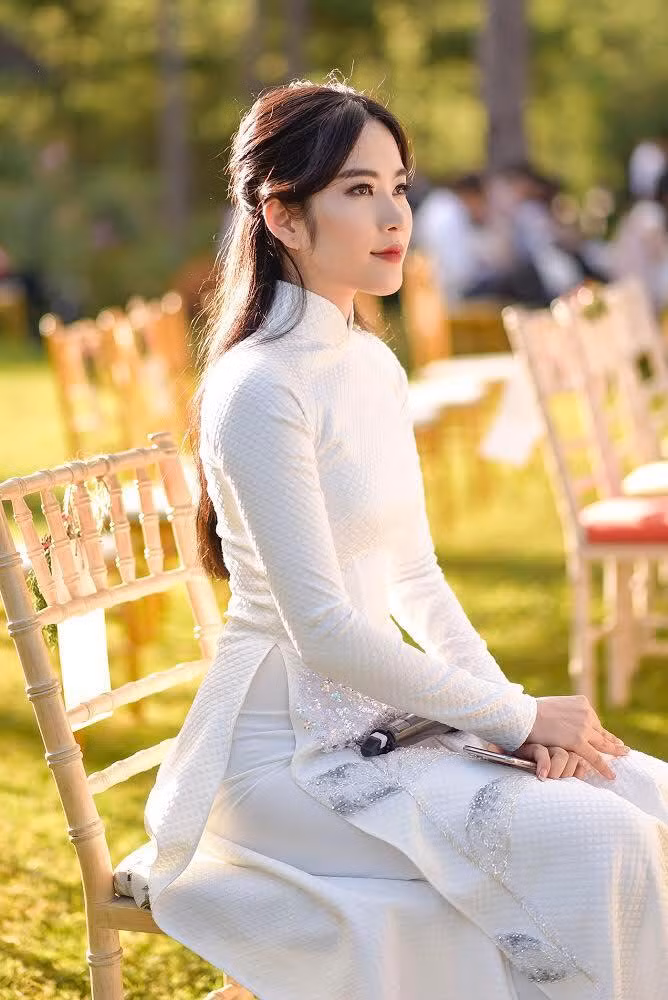 Mỹ nhân sinh năm 1996 được nhận xét ngày càng thăng hạng về nhan sắc (Ảnh: Facebook Nguyễn Lệ Nam Em).