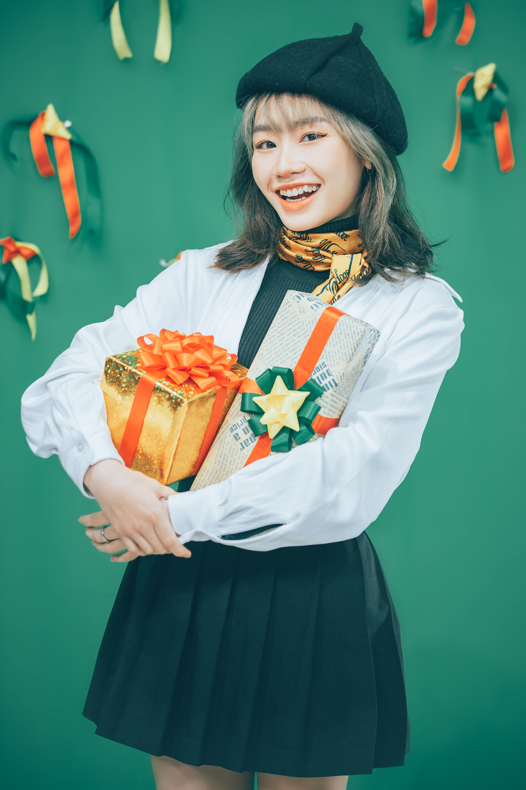 Áo len cao cổ, mix sơ mi trắng bên ngoài cùng với chân váy tennis thoạt nhìn vô cùng đơn giản nhưng nếu phối thêm với phụ kiện như: khăn bandana, mũ nồi,... lại tạo nên một outfit vô cùng độc đáo, phù hợp với những cô nàng “nấm lùn”.