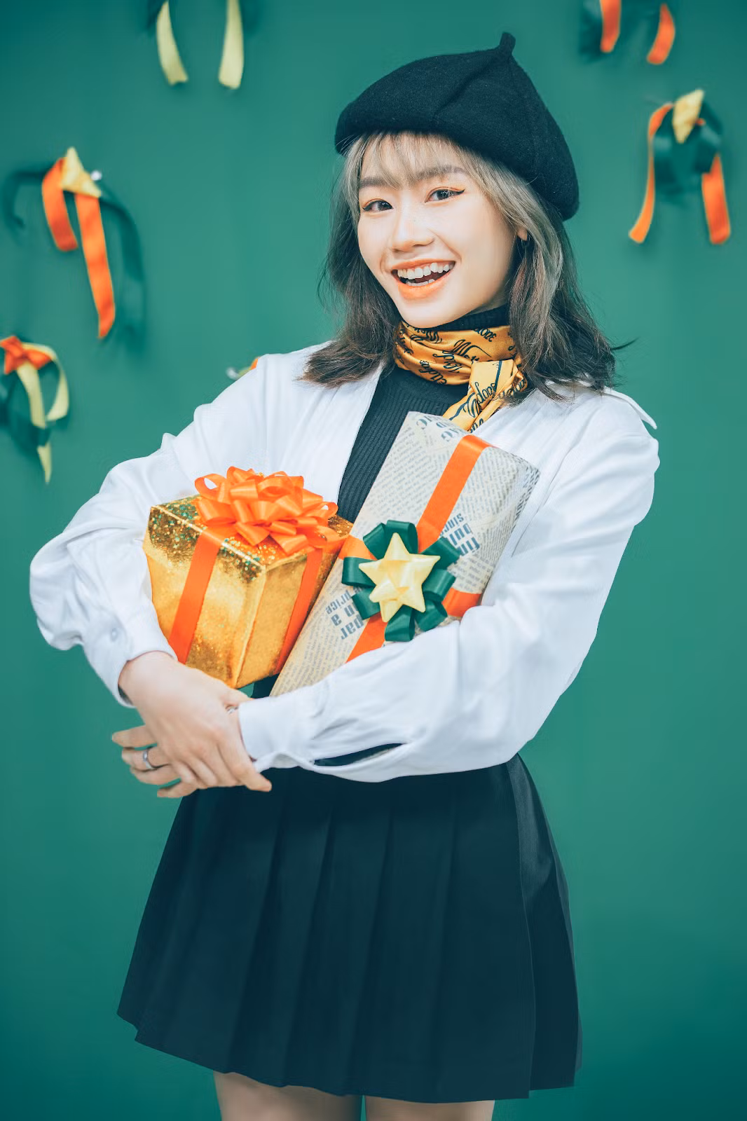 Áo len cao cổ, mix sơ mi trắng bên ngoài cùng với chân váy tennis thoạt nhìn vô cùng đơn giản nhưng nếu phối thêm với phụ kiện như: khăn bandana, mũ nồi,... lại tạo nên một outfit vô cùng độc đáo, phù hợp với những cô nàng “nấm lùn”.