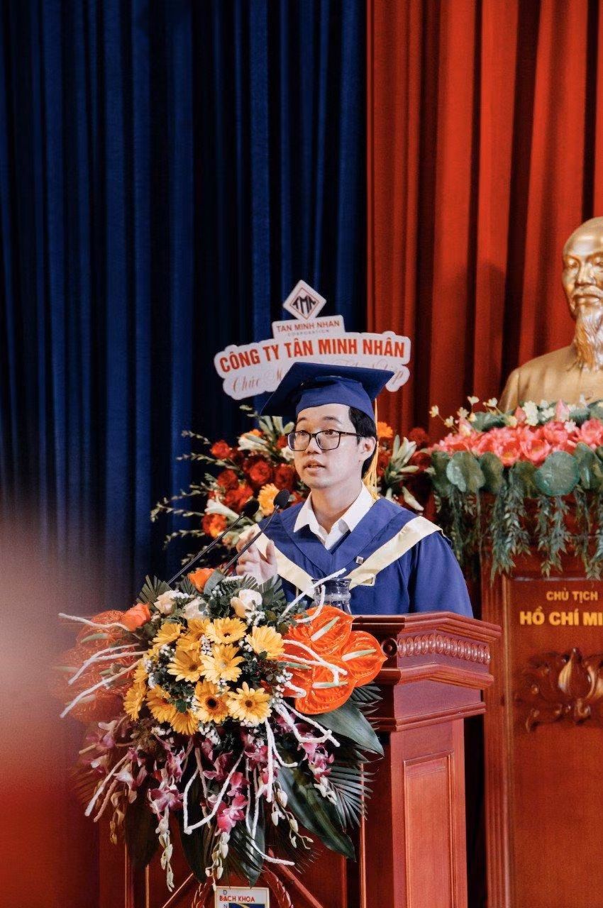 Minh Hoàng, đại diện cho gần 1700 tân Tiến sĩ, Thạc sĩ, Kỹ sư, Kiến trúc sư và Cử nhân, phát biểu tại Lễ trao bằng tốt nghiệp đợt 1 năm 2022. Minh Hoàng, đại diện cho gần 1700 tân Tiến sĩ, Thạc sĩ, Kỹ sư, Kiến trúc sư và Cử nhân, phát biểu tại Lễ trao bằng tốt nghiệp đợt 1 năm 2022.